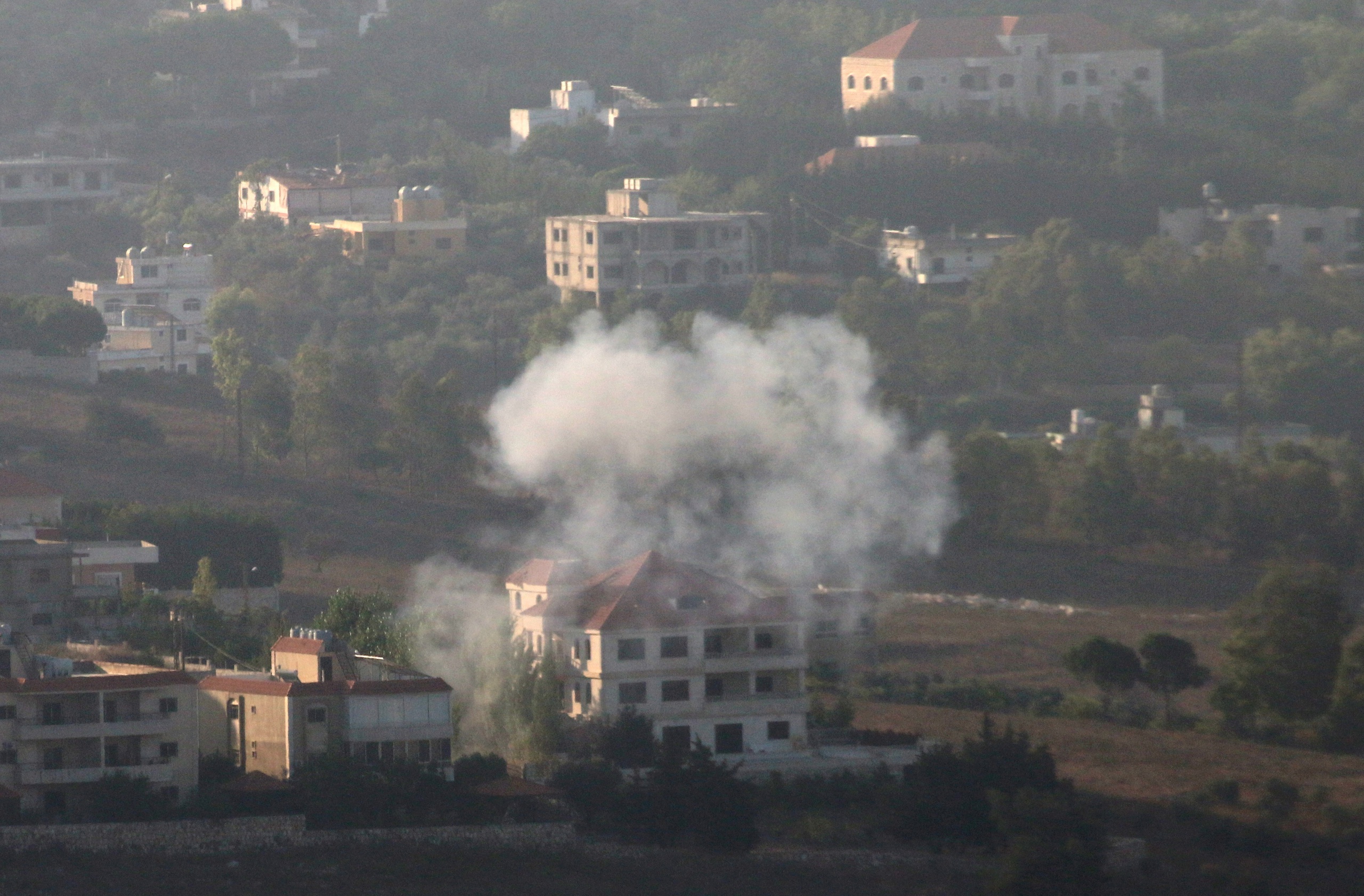 Israel, Hezbollah đọ tên lửa, Trung Đông theo dõi leo thang- Ảnh 1.