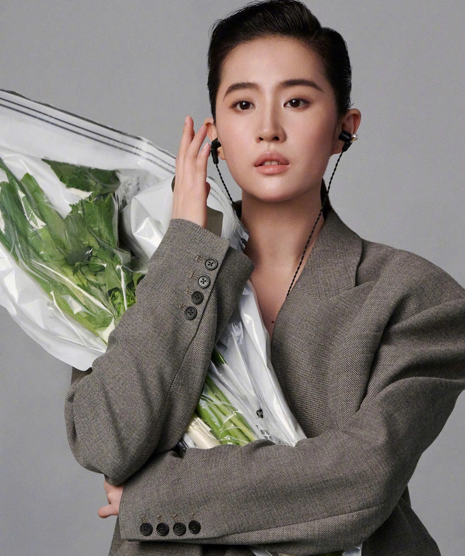 Lưu Diệc Phi  thay diện mạo mới với tóc ngắn cùng trang phục ấn tượng- Ảnh 5. Lưu Diệc Phi  thay diện mạo mới với tóc ngắn cùng trang phục ấn tượng- Ảnh 5.