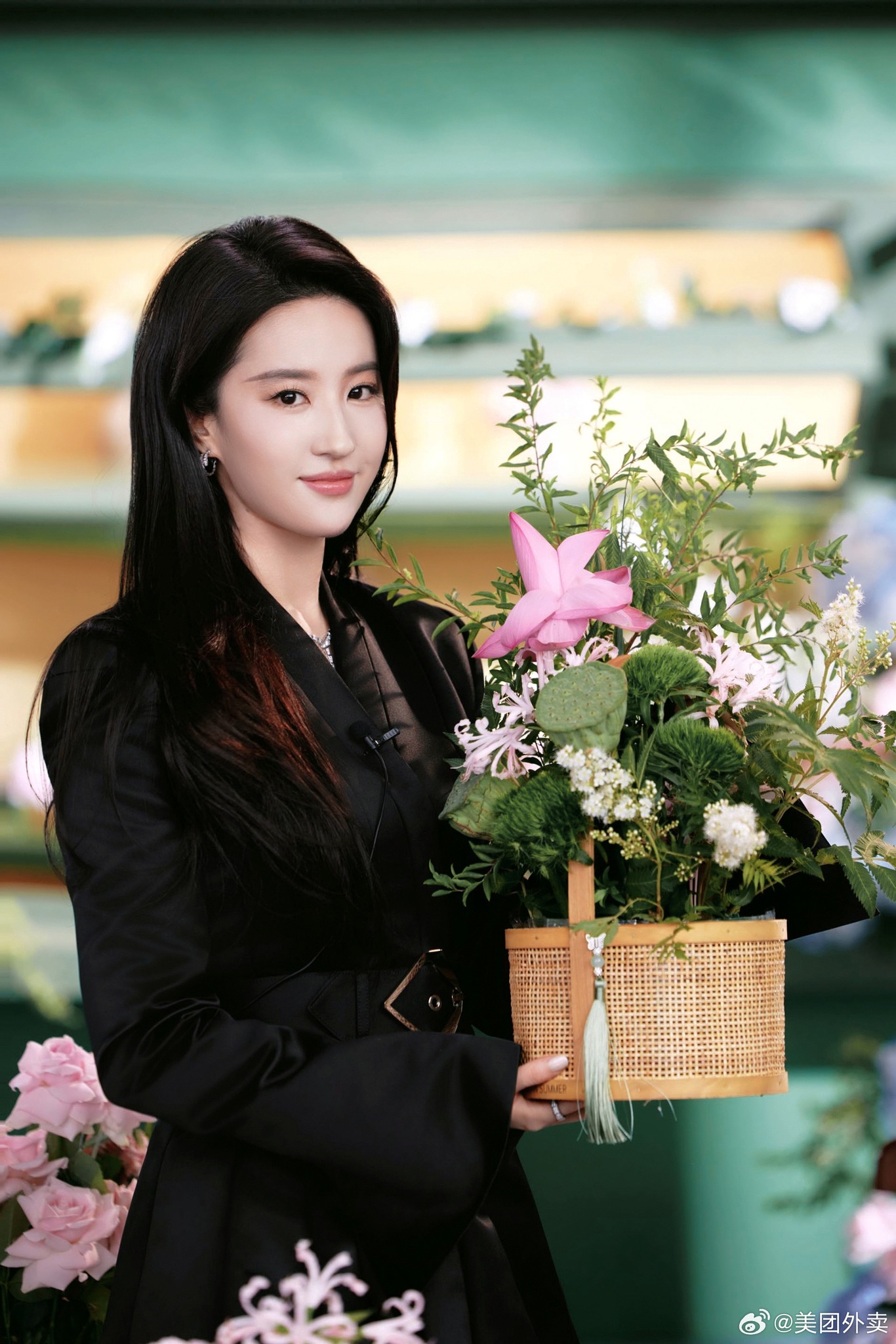 Lưu Diệc Phi  thay diện mạo mới với tóc ngắn cùng trang phục ấn tượng- Ảnh 8. Lưu Diệc Phi  thay diện mạo mới với tóc ngắn cùng trang phục ấn tượng- Ảnh 8.