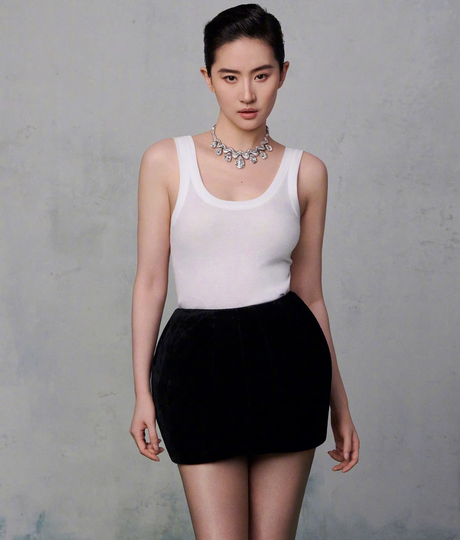 Lưu Diệc Phi  thay diện mạo mới với tóc ngắn cùng trang phục ấn tượng- Ảnh 3. Lưu Diệc Phi  thay diện mạo mới với tóc ngắn cùng trang phục ấn tượng- Ảnh 3.