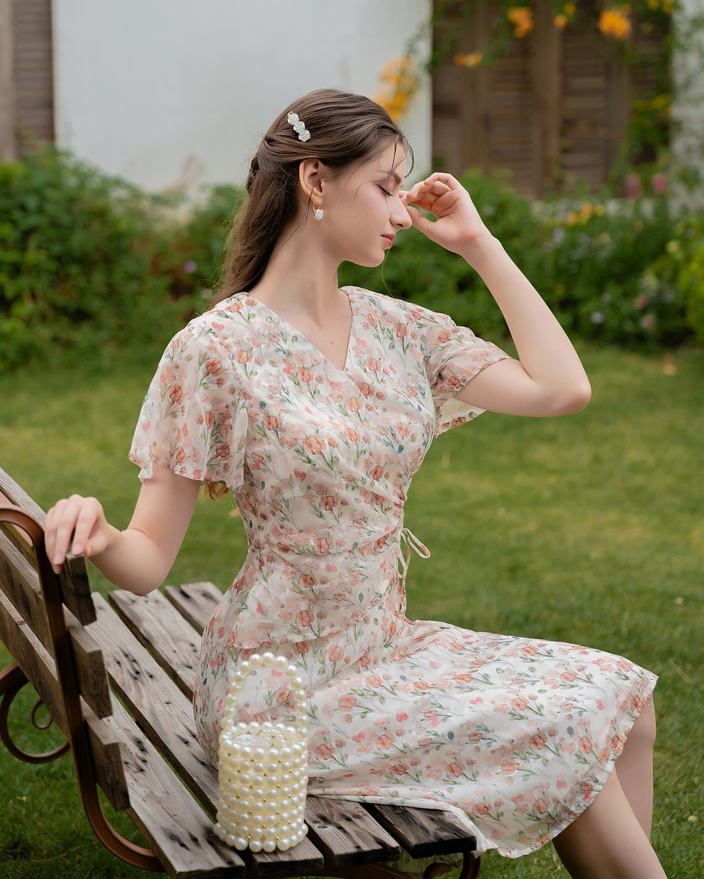 Vestido floral suave, o verdadeiro amor das garotas 'doces' neste outono - Foto 6. Váy hoa dịu dàng, chân ái mùa thu của cô nàng 'kẹo ngọt'- Ảnh 6.