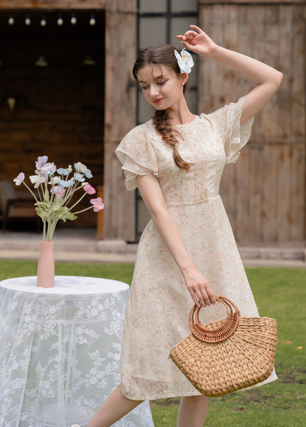 Vestido floral suave, o verdadeiro amor das garotas 'doces' neste outono - Foto 2. Váy hoa dịu dàng, chân ái mùa thu của cô nàng 'kẹo ngọt'- Ảnh 2.