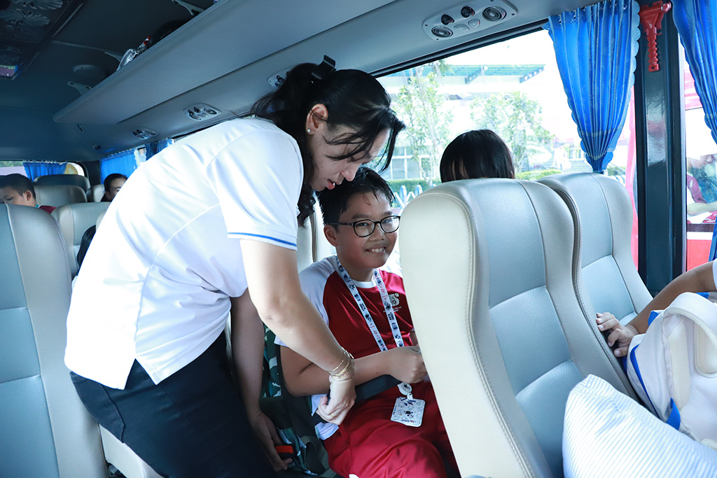 通学する学生たち