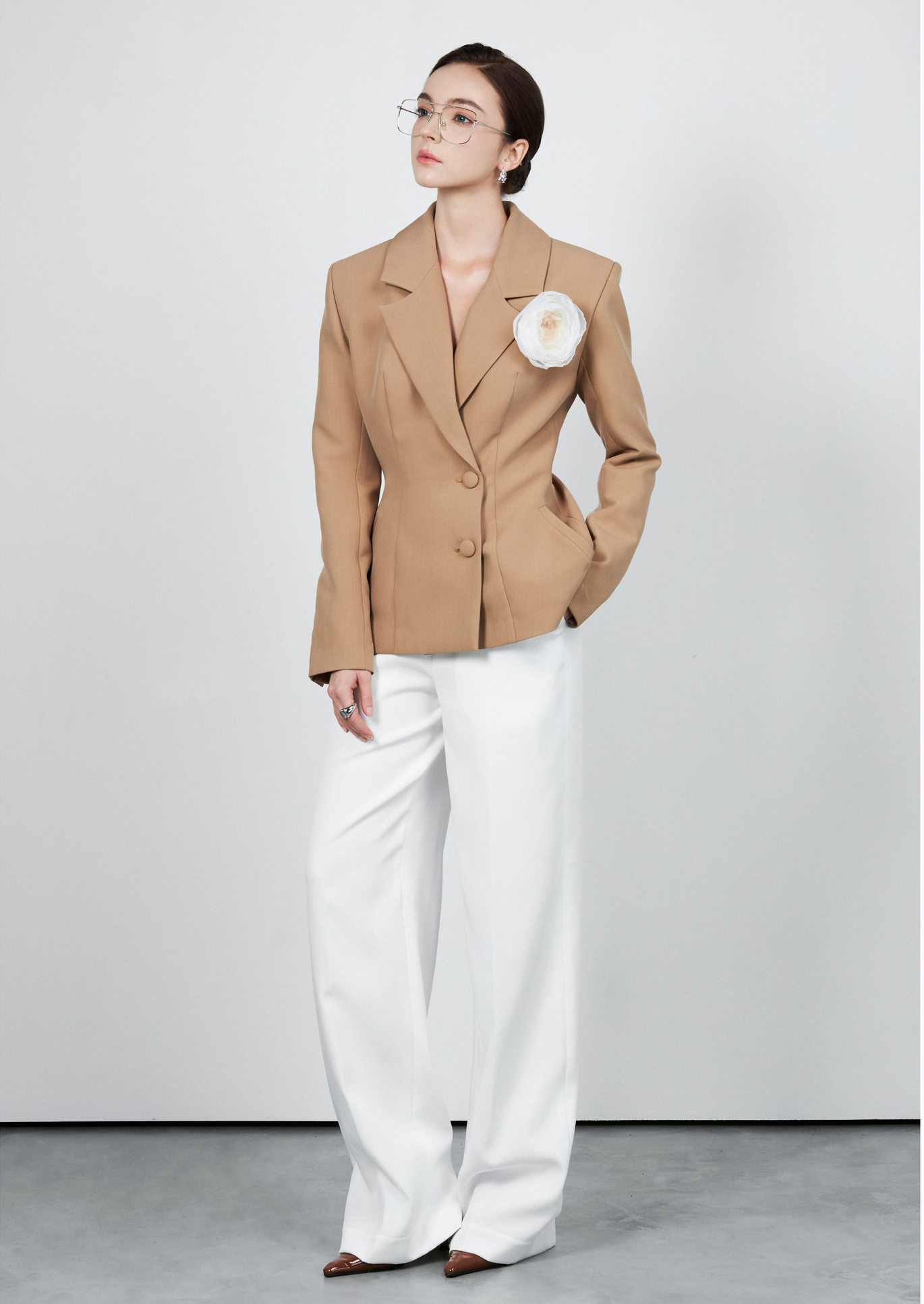 Nošení saka do školy nebo do práce na podzim a v zimě je standardním trendem - Foto 2. Mặc áo blazer đi học, đi làm mùa thu đông là chuẩn bài xu hướng- Ảnh 2.