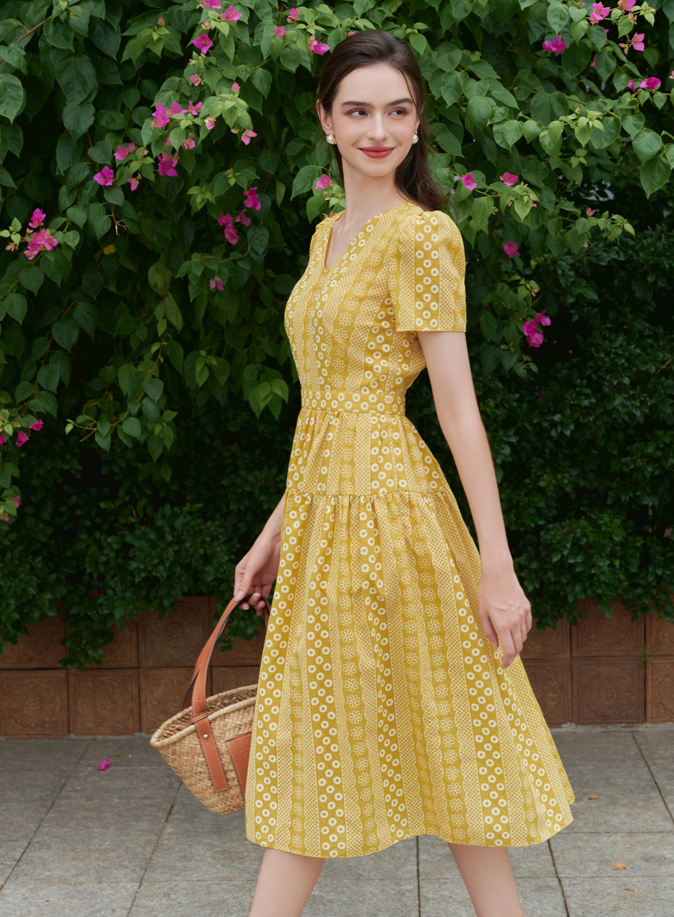 Vestido floral suave, o verdadeiro amor das garotas 'doces' neste outono - Foto 1. Váy hoa dịu dàng, chân ái mùa thu của cô nàng 'kẹo ngọt'- Ảnh 1.