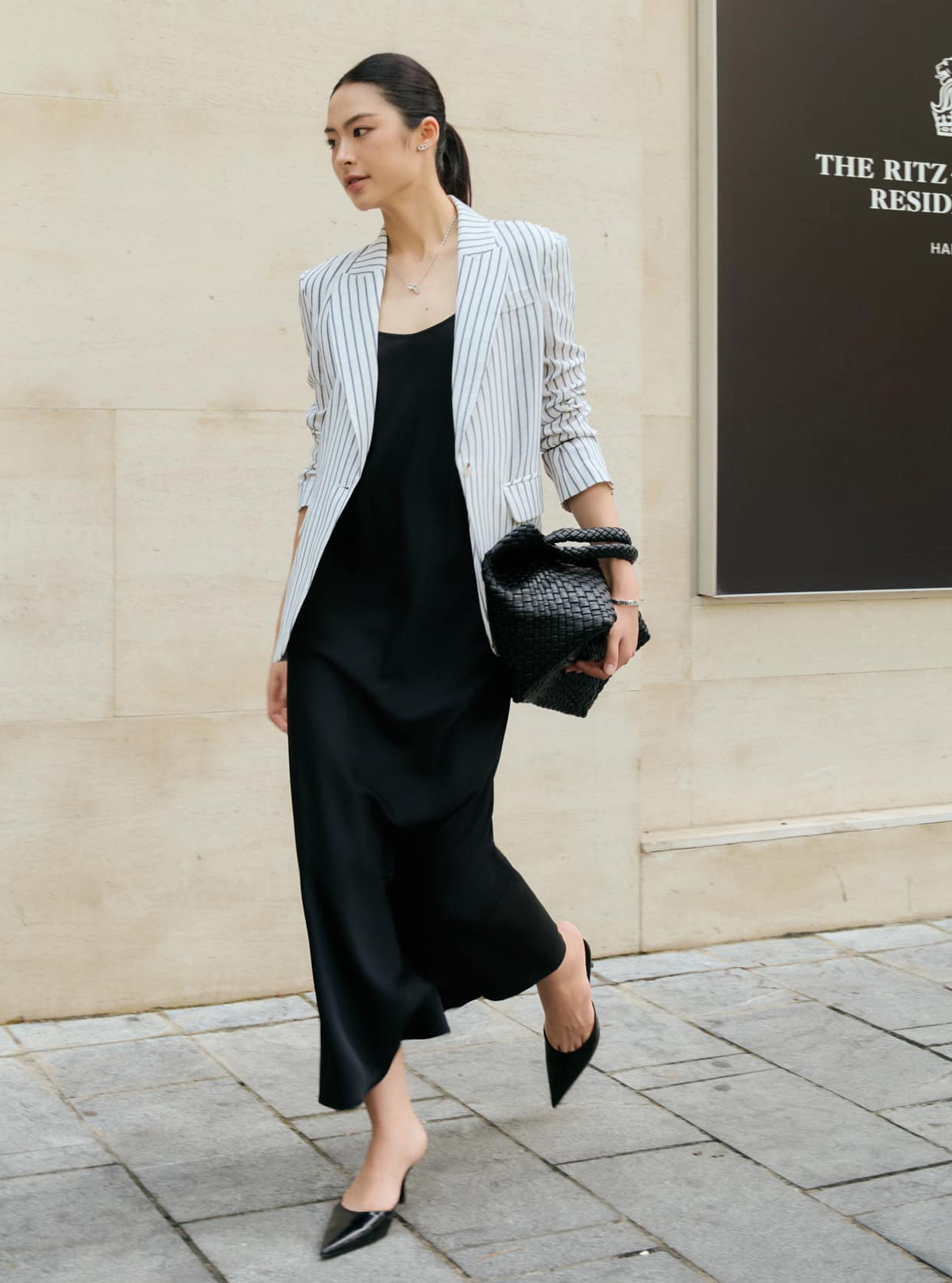 Nošení saka do školy nebo do práce na podzim a v zimě je standardním trendem - Foto 4. Mặc áo blazer đi học, đi làm mùa thu đông là chuẩn bài xu hướng- Ảnh 4.