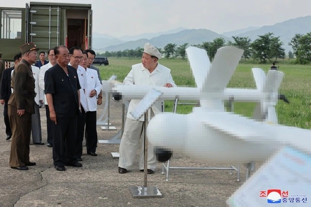 Nhà lãnh đạo Kim Jong-un xem UAV tự sát mới của Triều Tiên diệt 'xe tăng Hàn Quốc'- Ảnh 1.