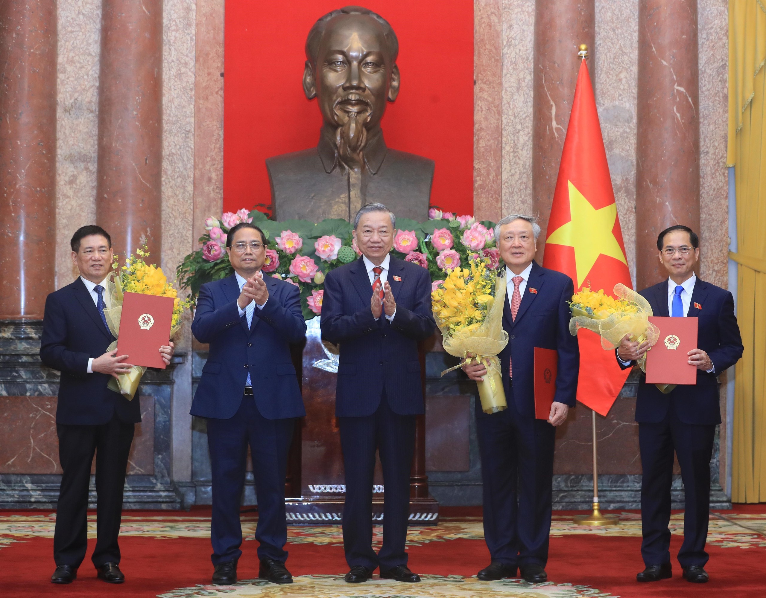 Tổng Bí thư, Chủ tịch nước trao quyết định bổ nhiệm 3 phó thủ tướng, 2 bộ trưởng- Ảnh 1.