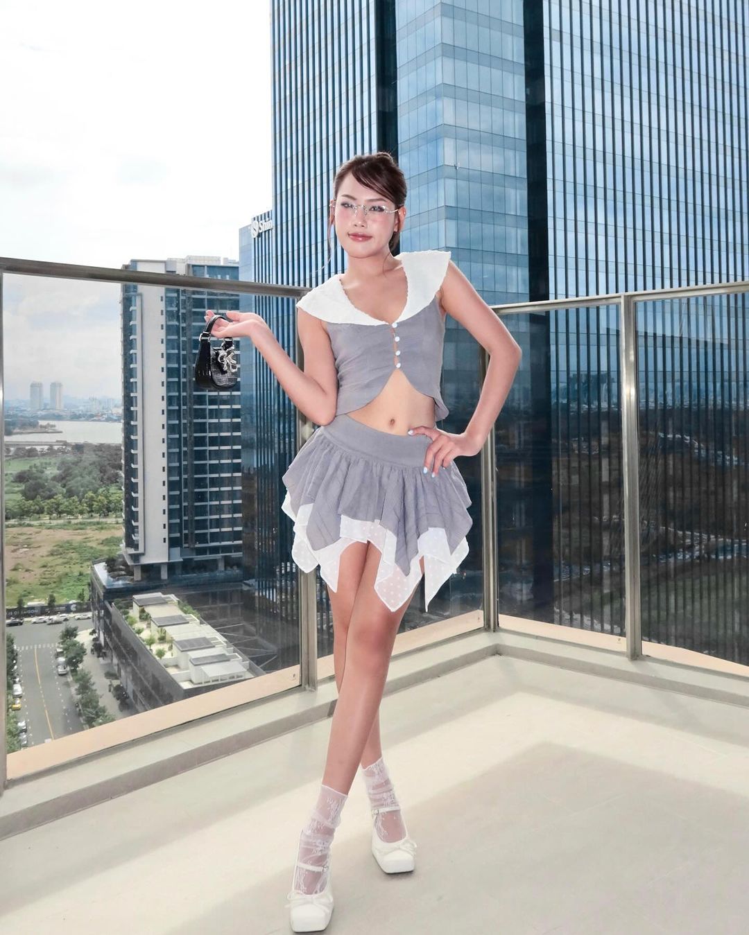 A kivágott ingek ellenállhatatlan bájának titka - 4. kép. Bí quyết tạo nét quyến rũ khó cưỡng với áo cut out- Ảnh 4.