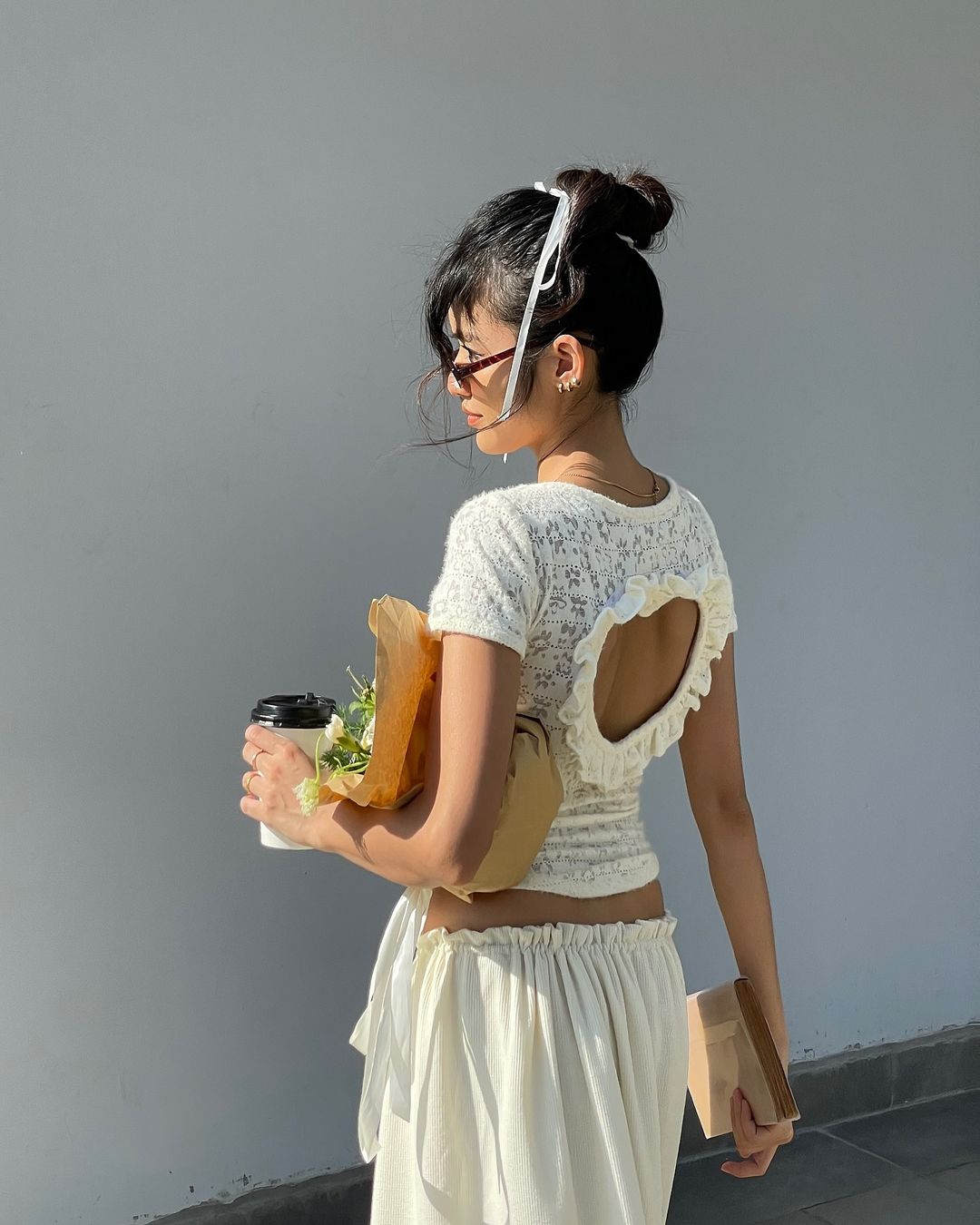 A kivágott ingek ellenállhatatlan bájának titka - 6. kép. Bí quyết tạo nét quyến rũ khó cưỡng với áo cut out- Ảnh 6.