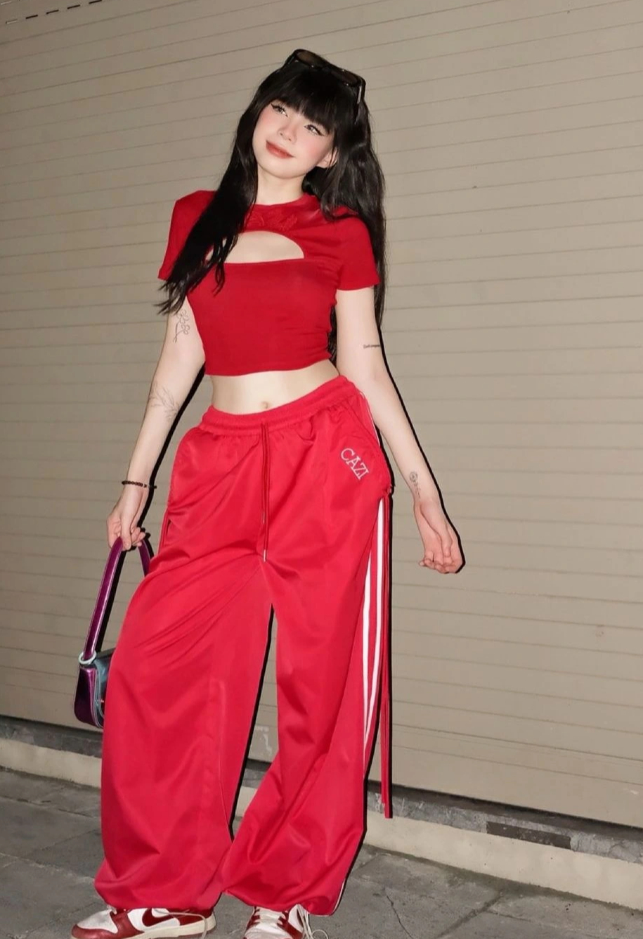 A kivágott ingek ellenállhatatlan bájának titka - 5. kép. Bí quyết tạo nét quyến rũ khó cưỡng với áo cut out- Ảnh 5.