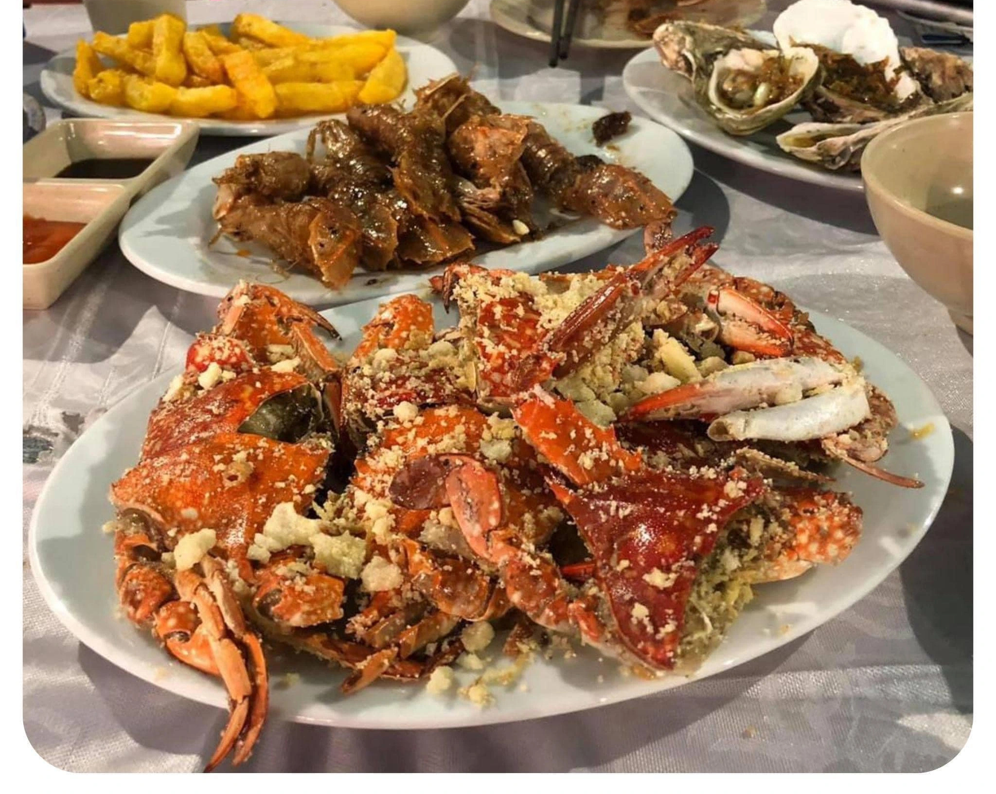 ຮ້ານອາຫານທະເລທີ່ມີຊື່ສຽງທີ່ມີບັນດາເມນູບຸບເຟ່ 'ຍອດນິຍົມ' ຢູ່ແຂວງໄຫຟອງ - ຮູບພາບ 3. Những nhà hàng hải sản nổi tiếng với thực đơn buffet ‘hút khách’ tại Hải Phòng- Ảnh 3.