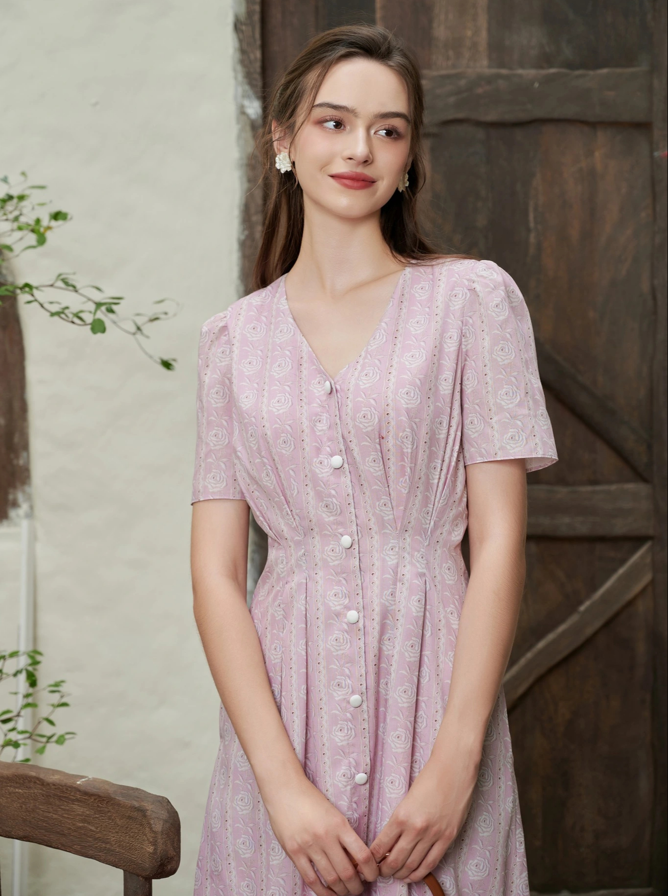 Vestido floral suave, o verdadeiro amor das garotas 'doces' neste outono - Foto 9. Váy hoa dịu dàng, chân ái mùa thu của cô nàng 'kẹo ngọt'- Ảnh 9.