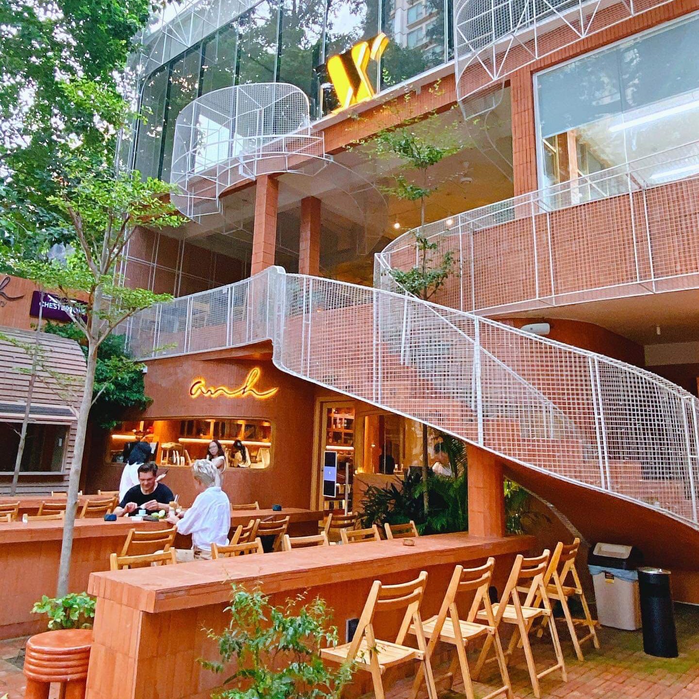 Jangan ketinggalan kafe-kafe yang direka dengan cantik dan mengagumkan ini di Bandar Ho Chi Minh - Foto 2. Đừng bỏ qua những quán cà phê có thiết kế đẹp và ấn tượng này tại TP.HCM- Ảnh 2.