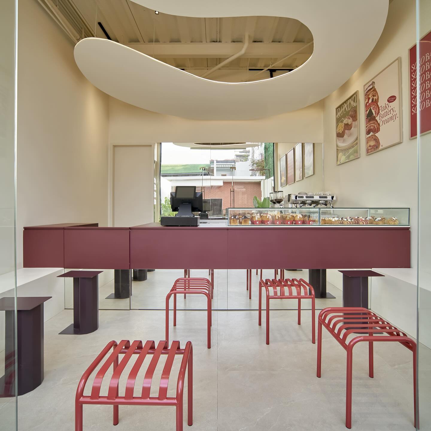 Jangan ketinggalan kafe-kafe yang direka dengan cantik dan mengagumkan ini di Bandar Ho Chi Minh - Foto 10. Đừng bỏ qua những quán cà phê có thiết kế đẹp và ấn tượng này tại TP.HCM- Ảnh 10.