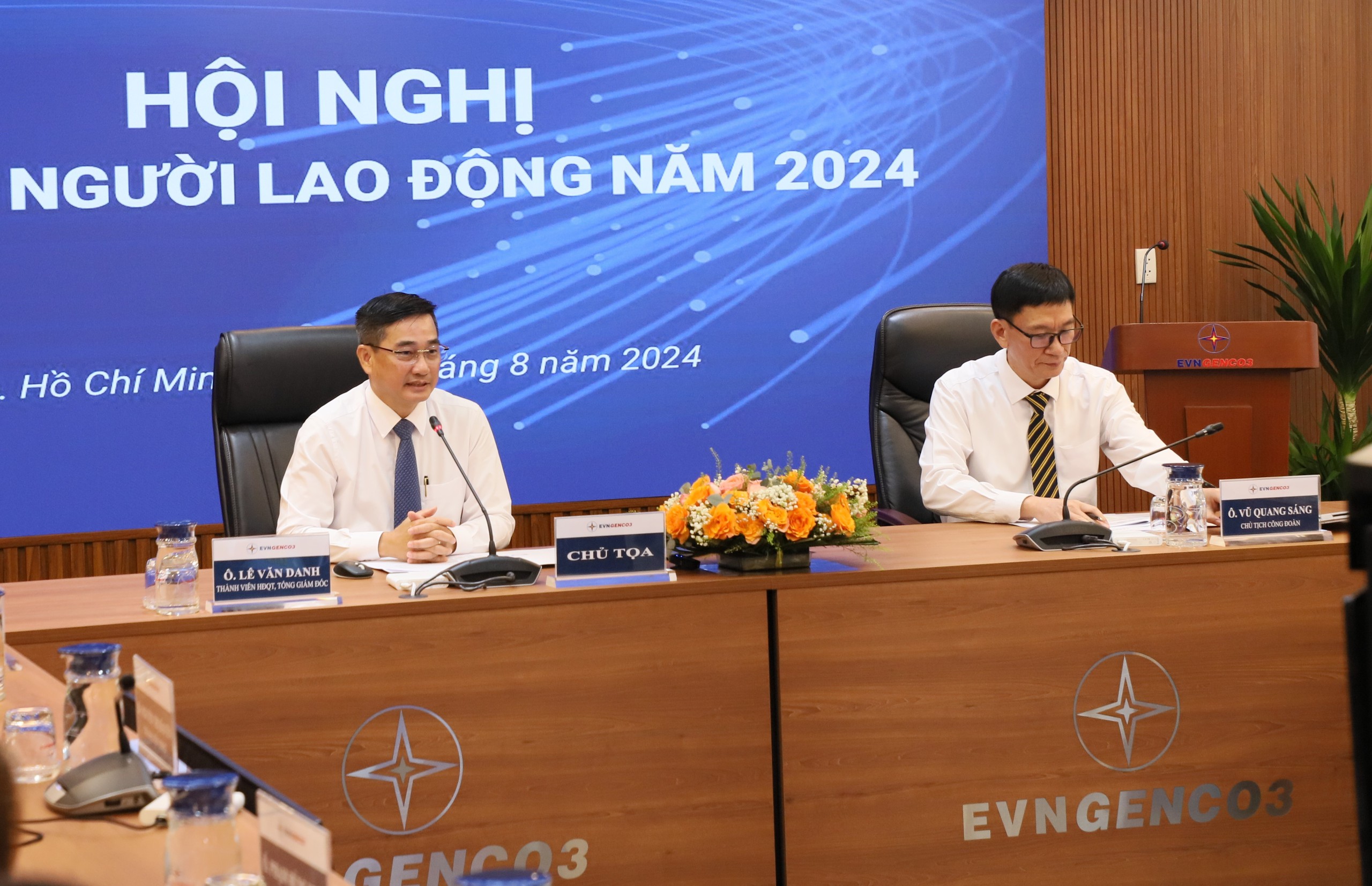 Ông Lê Văn Danh - Thành viên HĐQT, Tổng Giám đốc và Ông Vũ Quang Sáng – Chủ tịch Công đoàn Tổng Công ty chủ trì Hội nghị Ông Lê Văn Danh - Thành viên HĐQT, Tổng Giám đốc và Ông Vũ Quang Sáng – Chủ tịch Công đoàn Tổng Công ty chủ trì Hội nghị