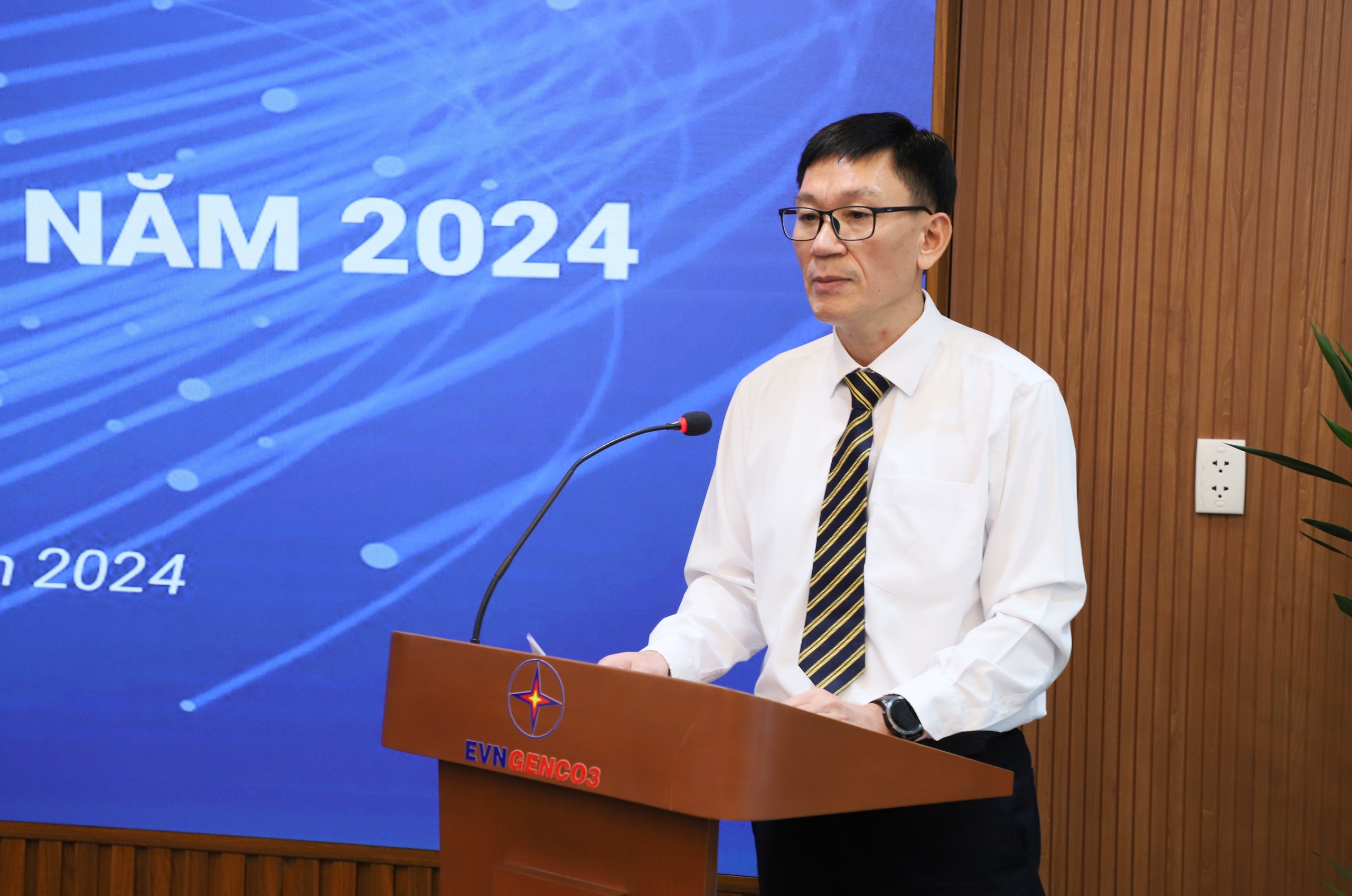 Ông Vũ Quang Sáng - Chủ tịch Công đoàn Tổng Công ty báo cáo tại Hội nghị Ông Vũ Quang Sáng - Chủ tịch Công đoàn Tổng Công ty báo cáo tại Hội nghị