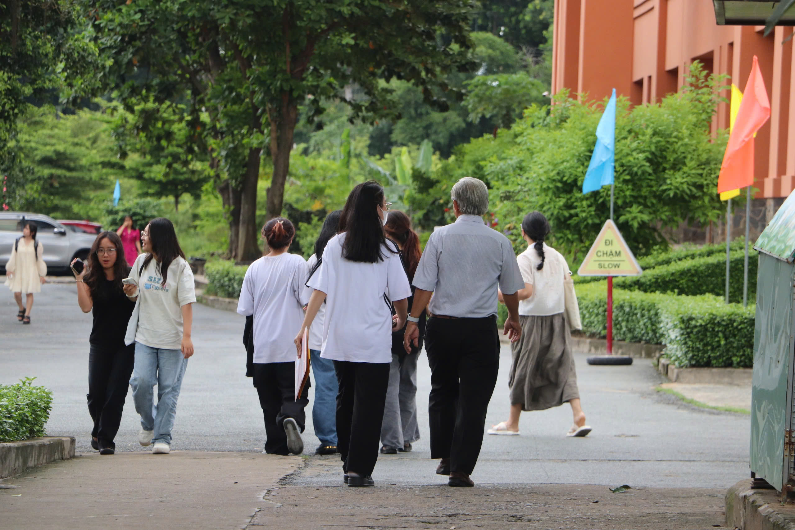 Nhiều phụ huynh lặn lội từ quê đến thành phố đồng hành cùng con nhập học