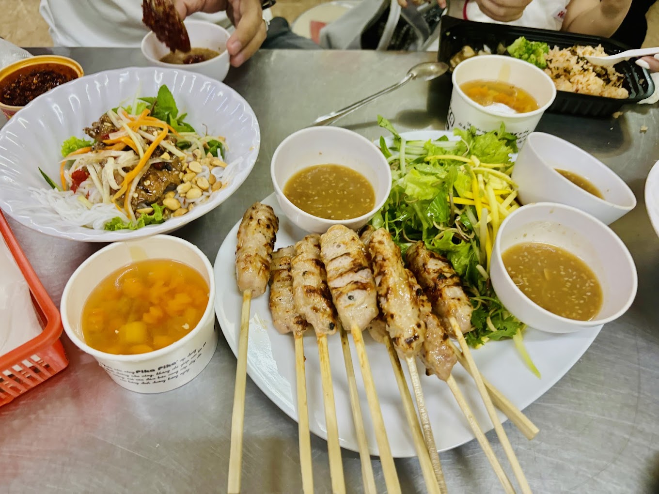 Neodolatelná atrakce slavných restaurací v Hue - Foto 6. Sức hút khó cưỡng của những quán ăn nổi tiếng tại Huế- Ảnh 6.