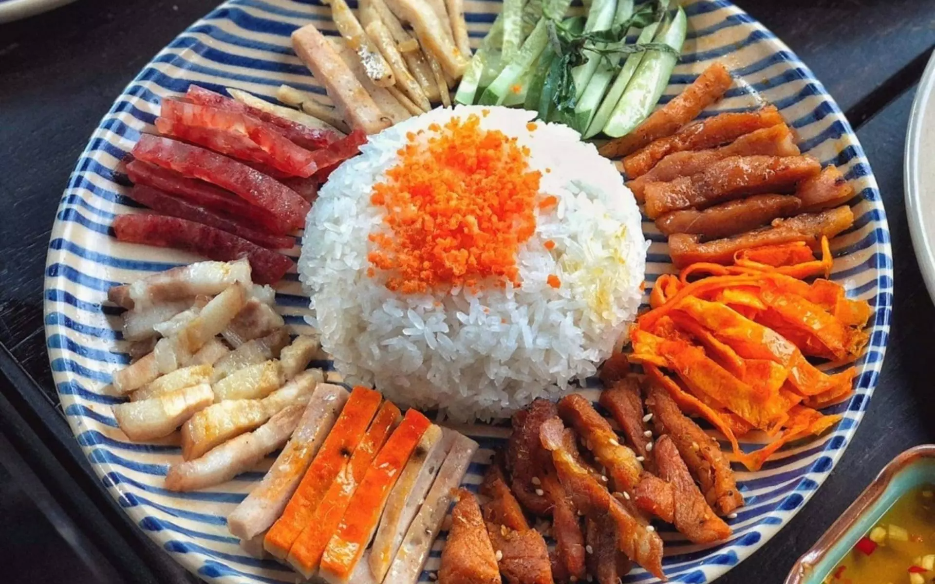 Neodolatelné kouzlo slavných restaurací v Hue - Foto 1. Sức hút khó cưỡng của những quán ăn nổi tiếng tại Huế- Ảnh 1.