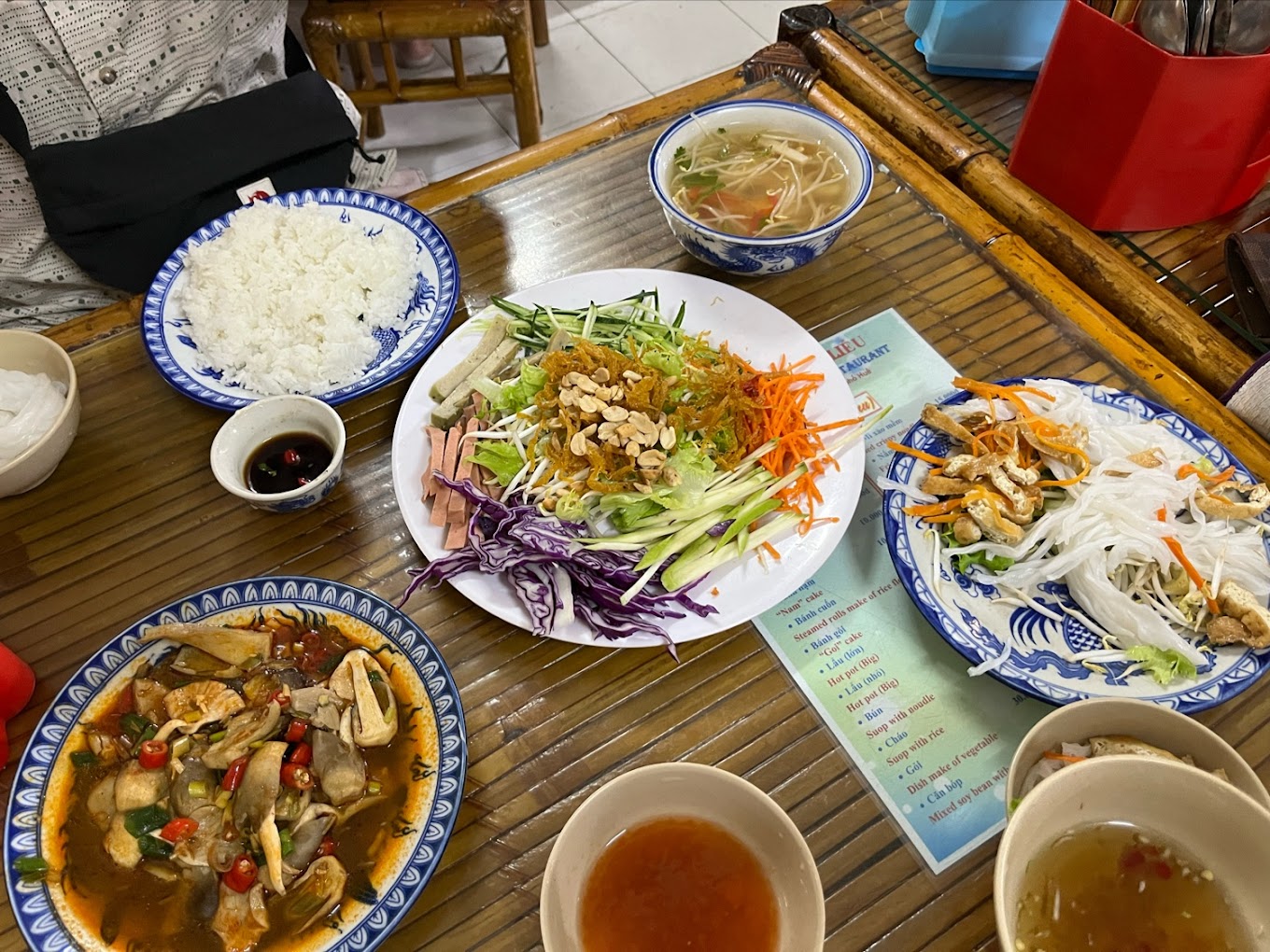 Neodolatelná atrakce slavných restaurací v Hue - Foto 5. Sức hút khó cưỡng của những quán ăn nổi tiếng tại Huế- Ảnh 5.