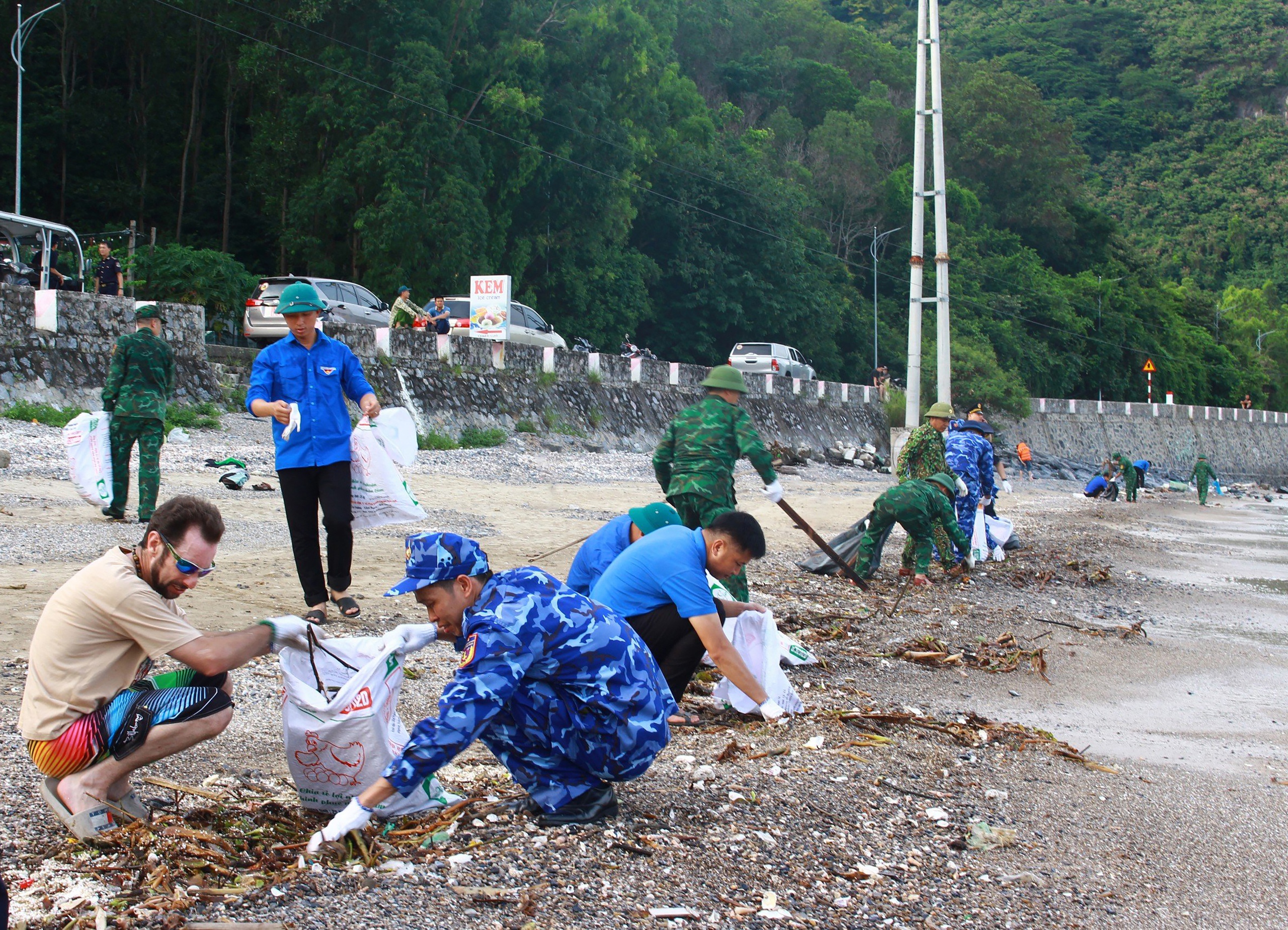 Chương trình Vì một đại dương xanh trên đảo Cát Bà thu hút sự tham gia của khách quốc tế