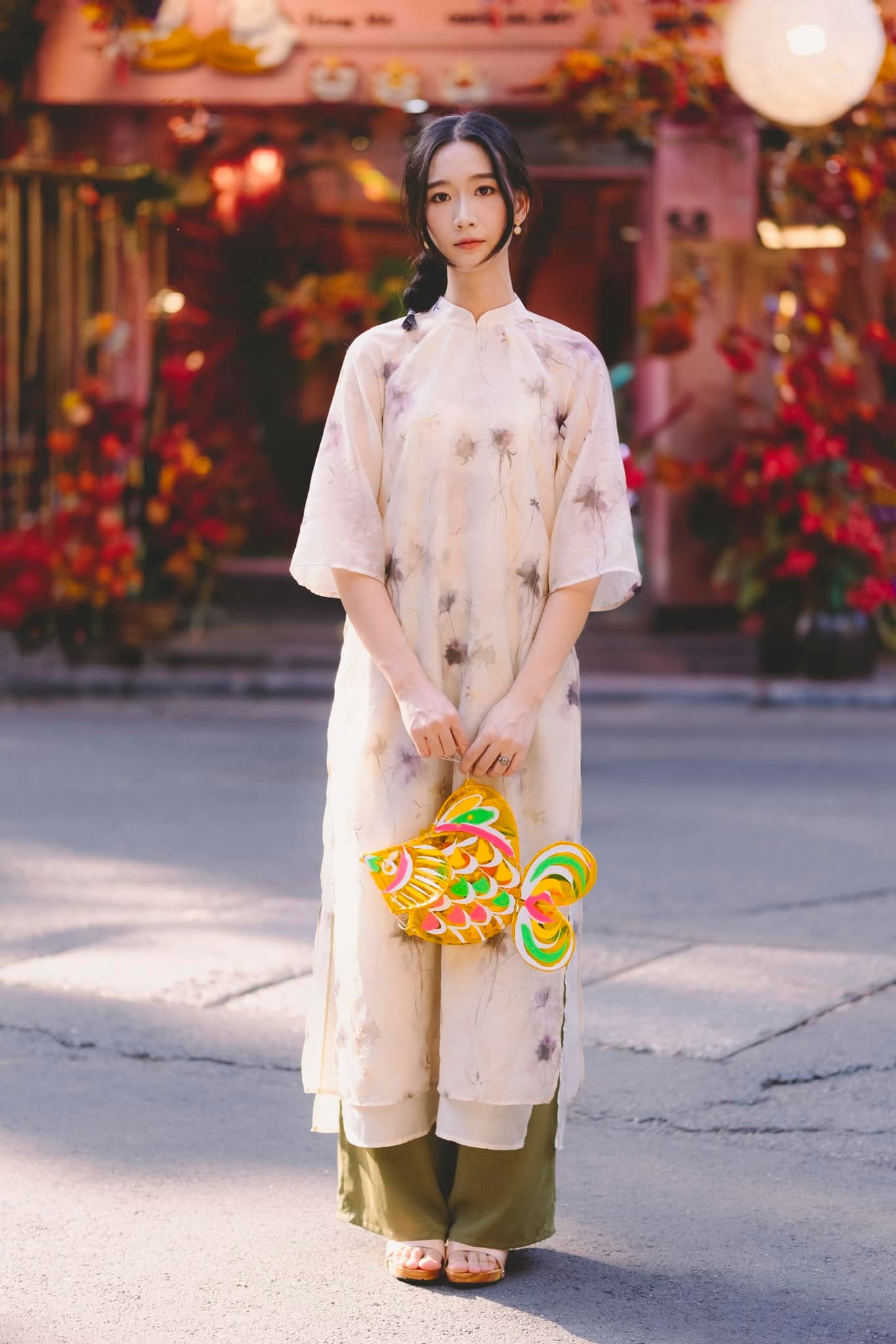 Κομψό αλλά και απλό, μη διστάσετε να είστε ο εαυτός σας με ένα απλό ao dai - Φωτογραφία 1. Cao sang mà giản dị, thoải mái được là chính mình trong chiếc áo dài suông- Ảnh 1.