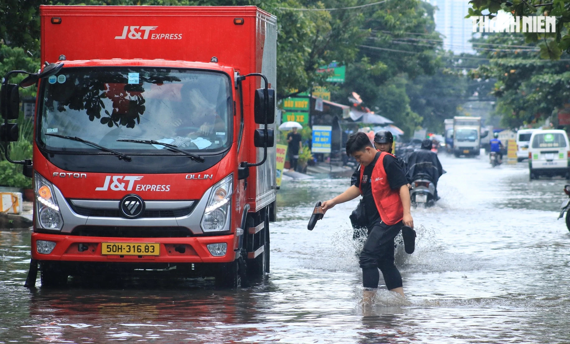 TP.HCM mưa xuất hiện giữa trưa, đường phố nhiều nơi mênh mông nước- Ảnh 3.