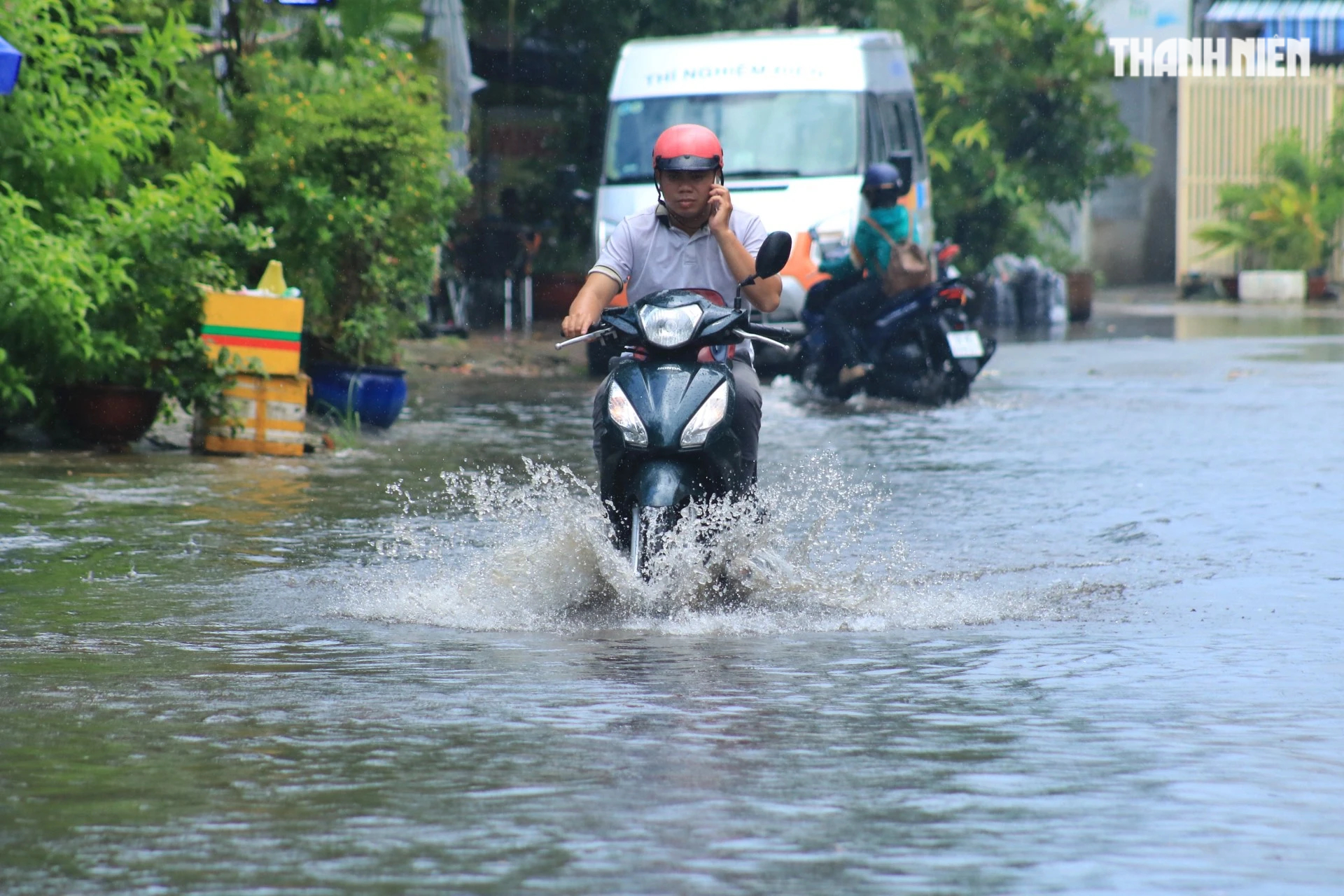 TP.HCM mưa xuất hiện giữa trưa, đường phố nhiều nơi mênh mông nước- Ảnh 4.