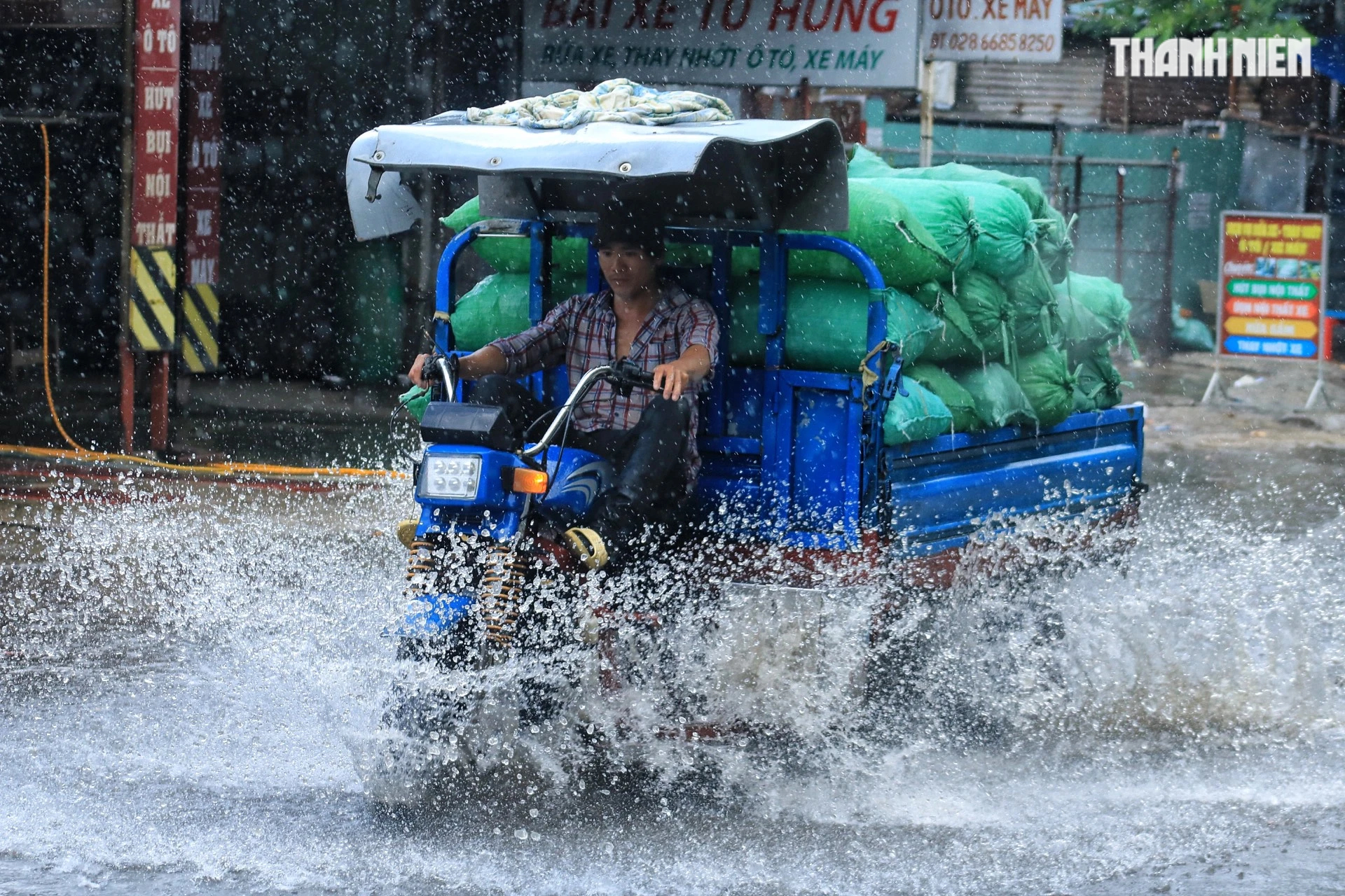 TP.HCM mưa xuất hiện giữa trưa, đường phố nhiều nơi mênh mông nước- Ảnh 6.