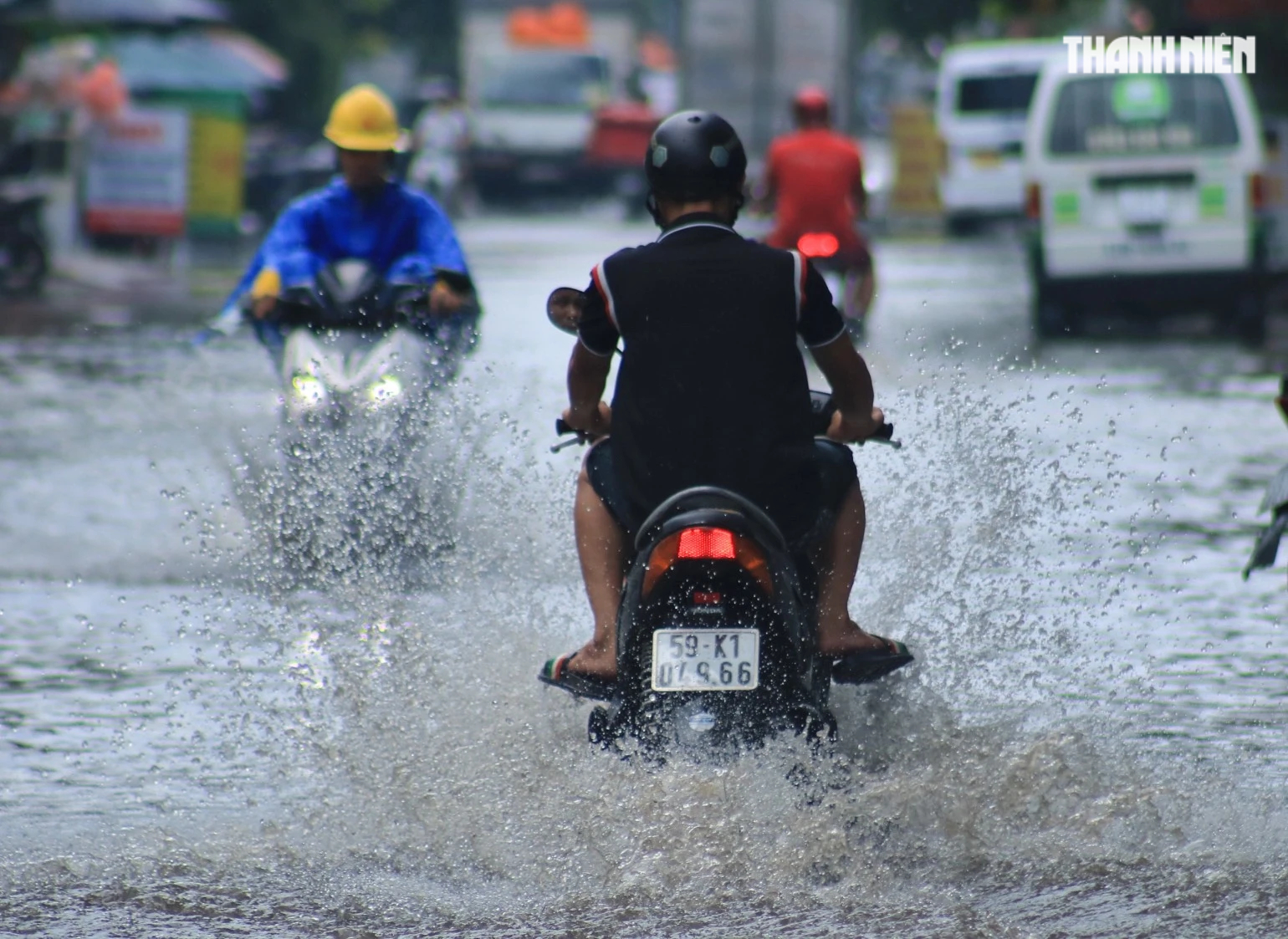 TP.HCM mưa xuất hiện giữa trưa, đường phố nhiều nơi mênh mông nước- Ảnh 8.