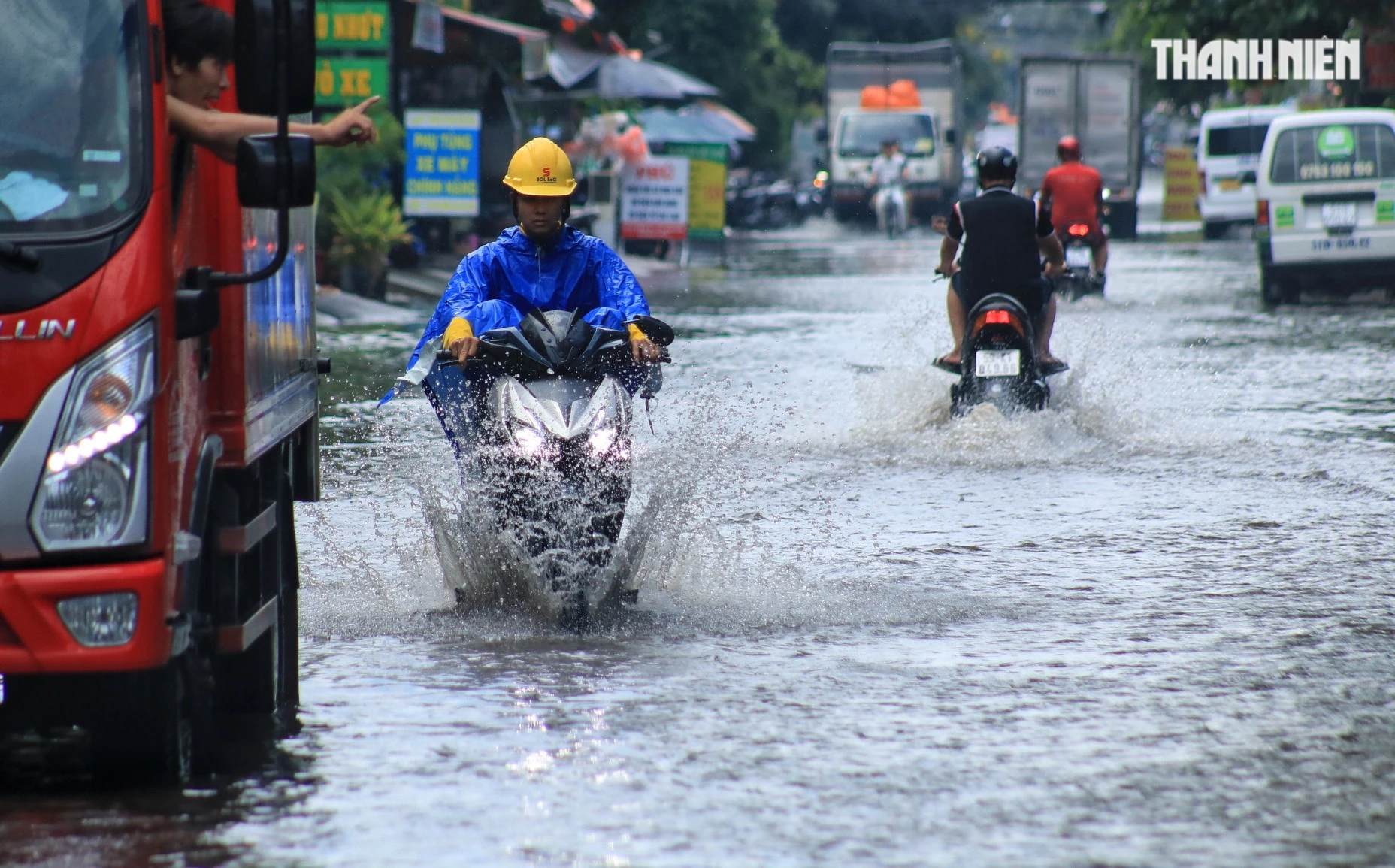 TP.HCM mưa xuất hiện giữa trưa, đường phố nhiều nơi mênh mông nước- Ảnh 9.