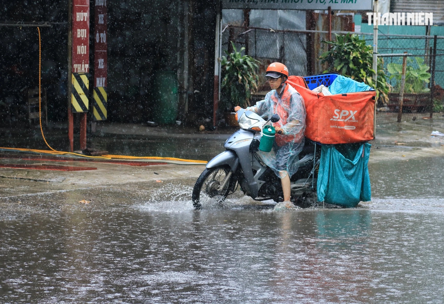 TP.HCM mưa xuất hiện giữa trưa, đường phố nhiều nơi mênh mông nước- Ảnh 10.