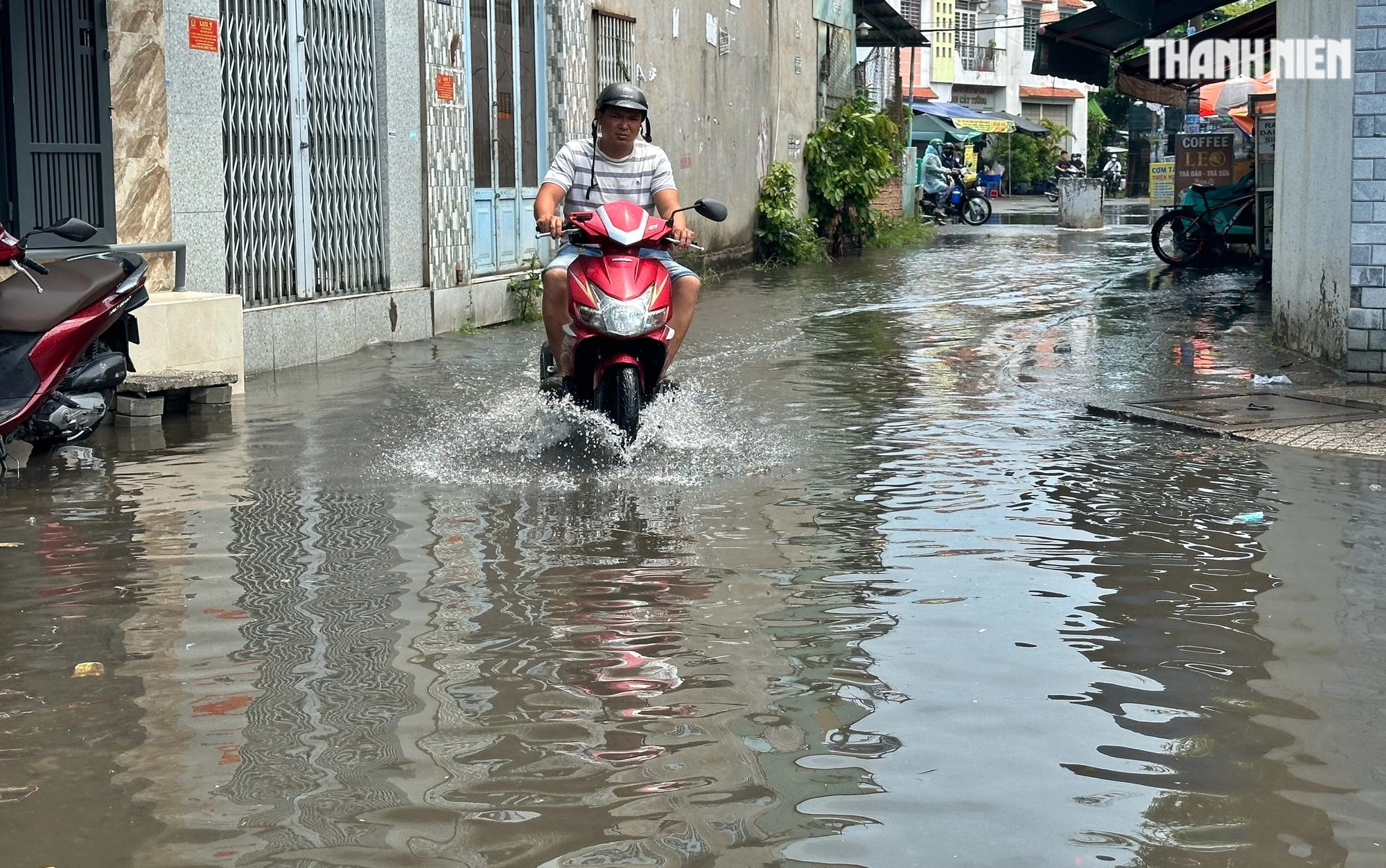 TP.HCM mưa xuất hiện giữa trưa, đường phố nhiều nơi mênh mông nước- Ảnh 11.