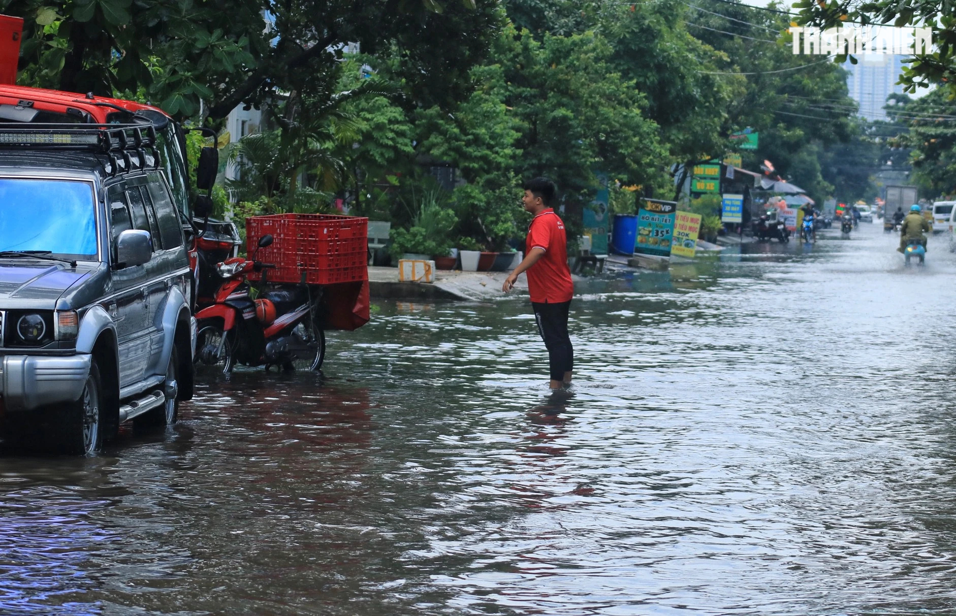 TP.HCM mưa xuất hiện giữa trưa, đường phố nhiều nơi mênh mông nước- Ảnh 12.