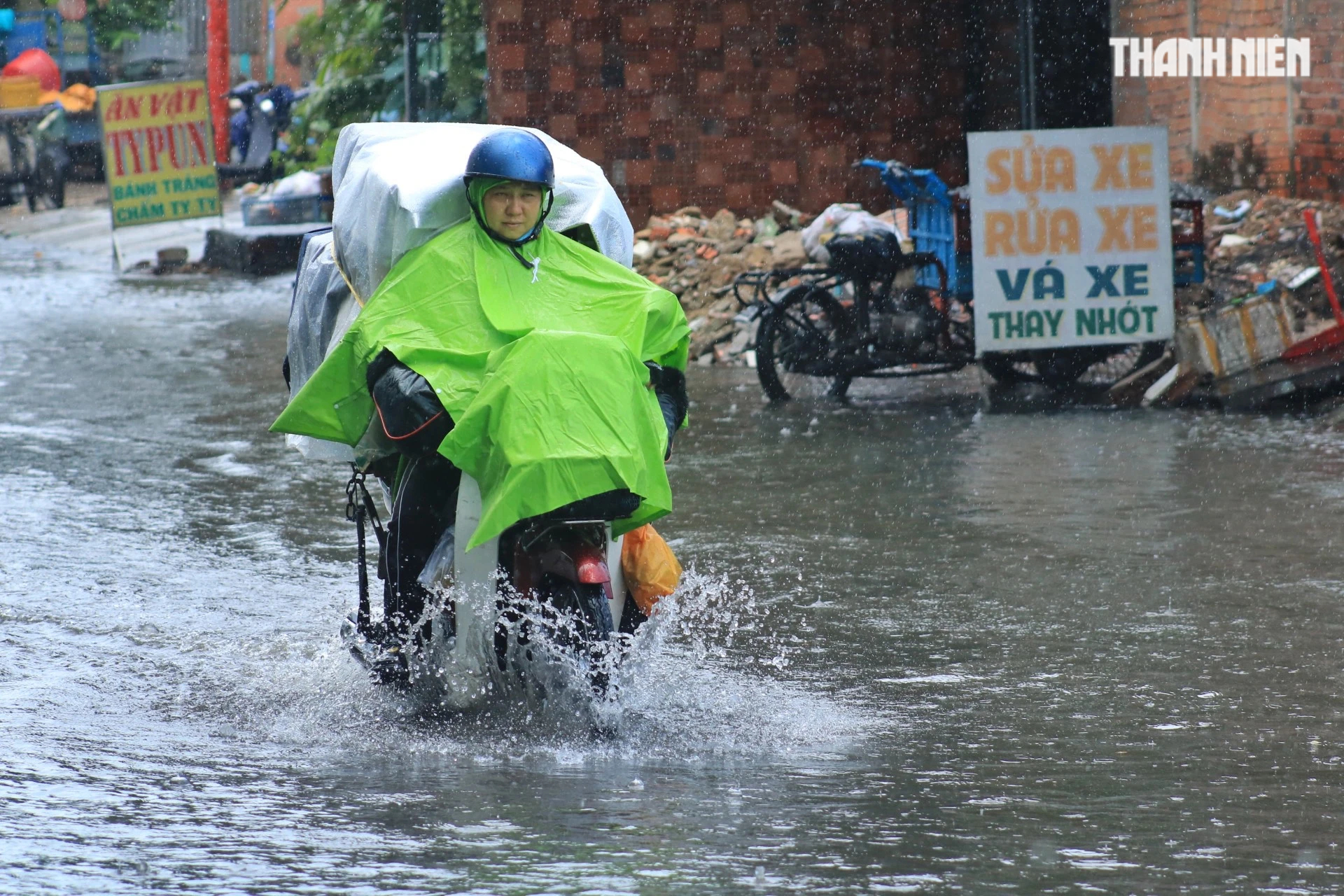 TP.HCM mưa xuất hiện giữa trưa, đường phố nhiều nơi mênh mông nước- Ảnh 13.