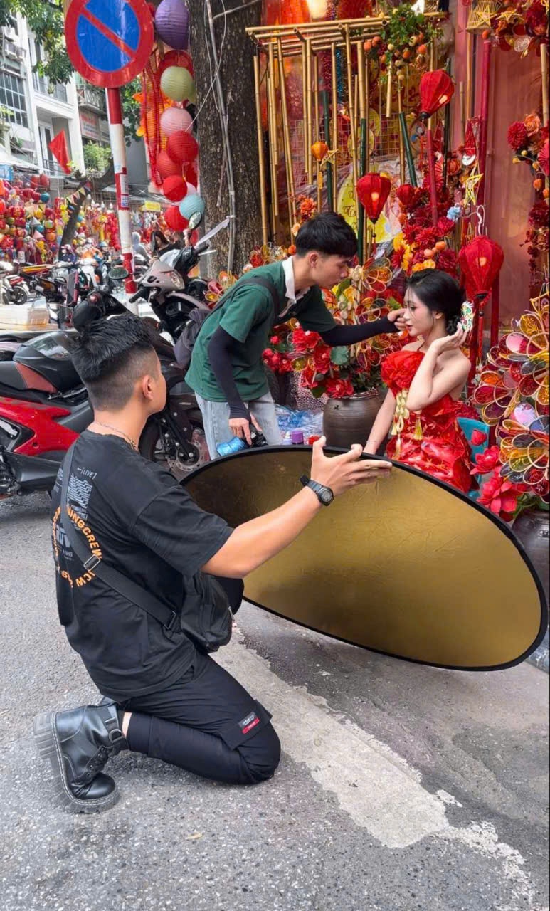 Phố xá Hà Nội tưng bừng đón lễ, tín đồ ảnh thời trang thỏa sức khoe dáng- Ảnh 7. Phố xá Hà Nội tưng bừng đón lễ, tín đồ ảnh thời trang thỏa sức khoe dáng- Ảnh 7.