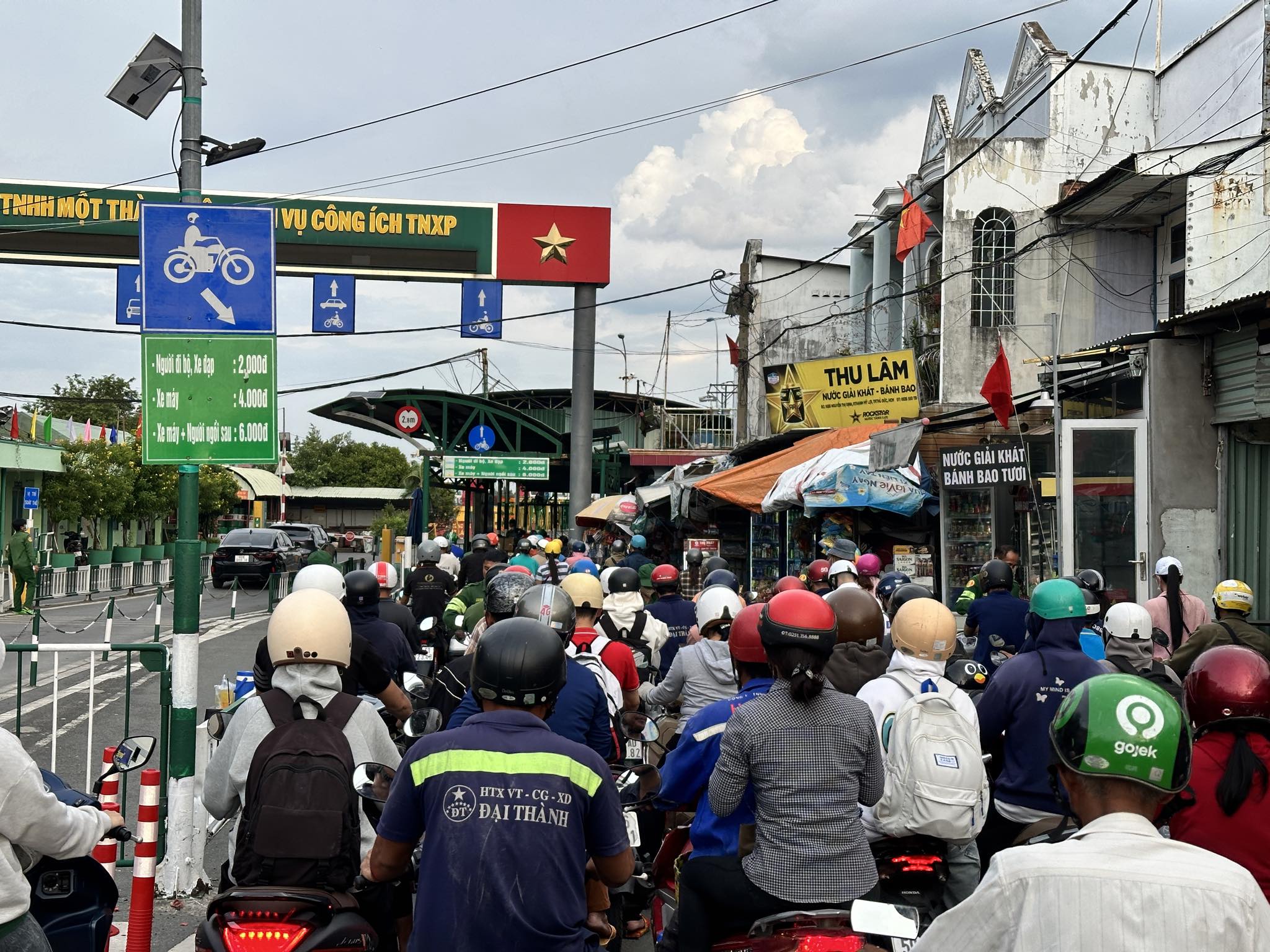 Dòng người rời TP.HCM về quê, đi chơi lễ 2.9: Cửa ngõ về miền Tây chật kín- Ảnh 13.