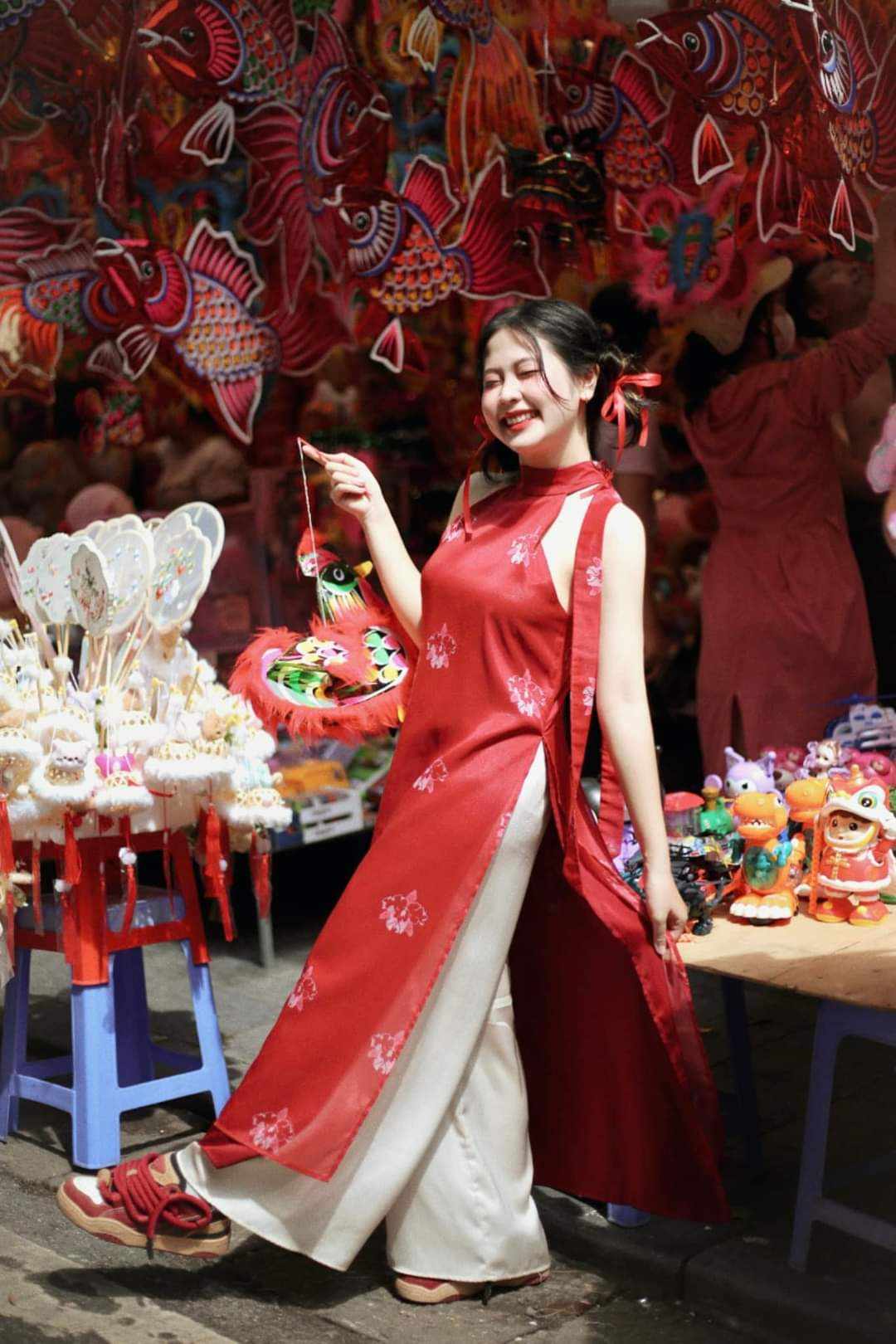 Phố xá Hà Nội tưng bừng đón lễ, tín đồ ảnh thời trang thỏa sức khoe dáng- Ảnh 5. Phố xá Hà Nội tưng bừng đón lễ, tín đồ ảnh thời trang thỏa sức khoe dáng- Ảnh 5.