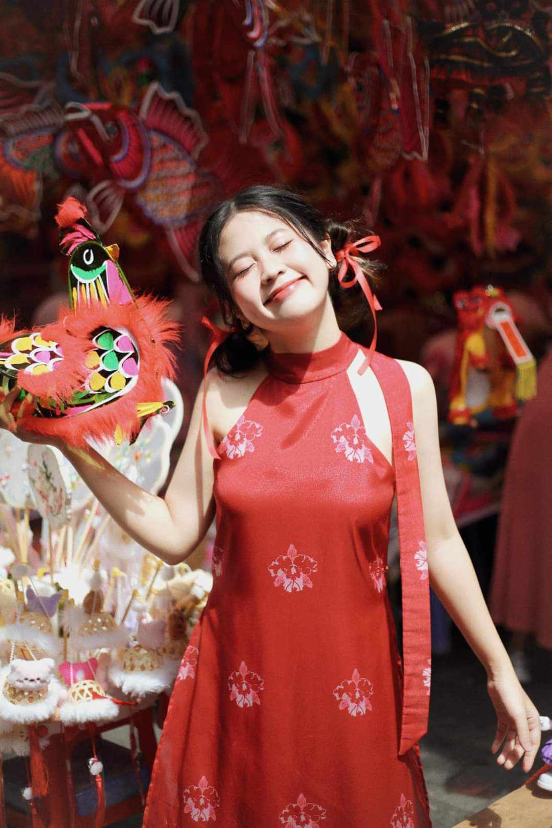 Phố xá Hà Nội tưng bừng đón lễ, tín đồ ảnh thời trang thỏa sức khoe dáng- Ảnh 4. Phố xá Hà Nội tưng bừng đón lễ, tín đồ ảnh thời trang thỏa sức khoe dáng- Ảnh 4.