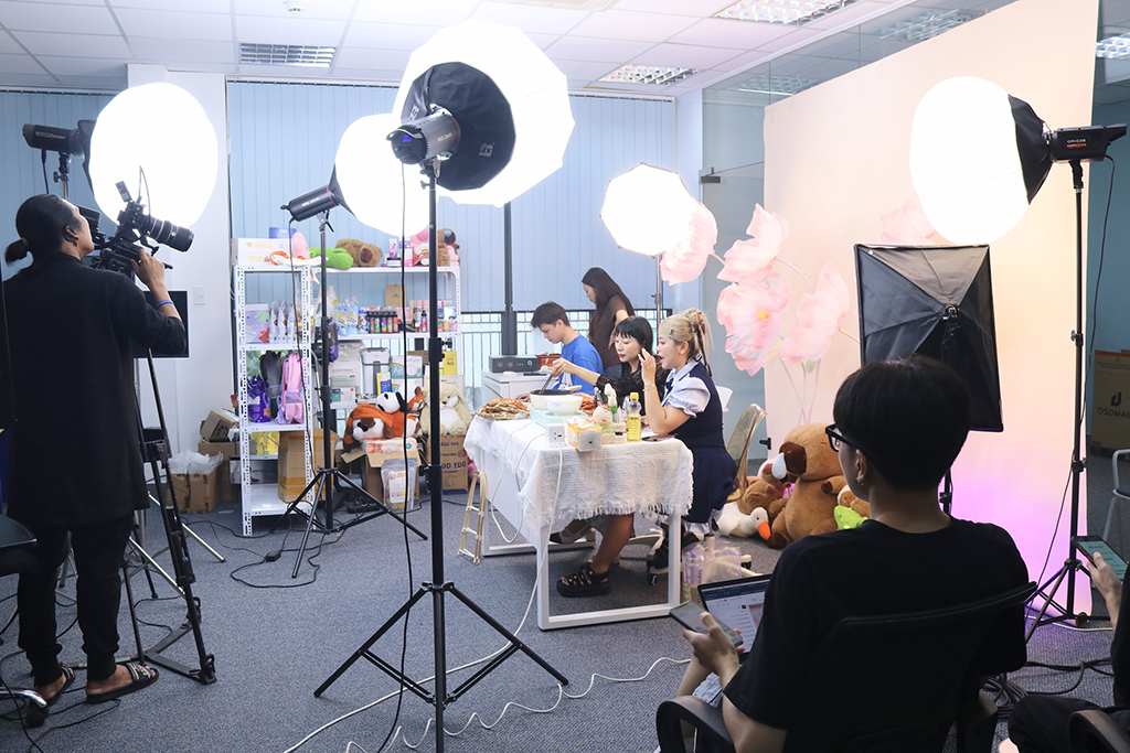 Nghề livestream - Kỳ 6: Cần được đào tạo chuyên nghiệp- Ảnh 1. Nghề livestream - Kỳ 6: Cần được đào tạo chuyên nghiệp- Ảnh 1.