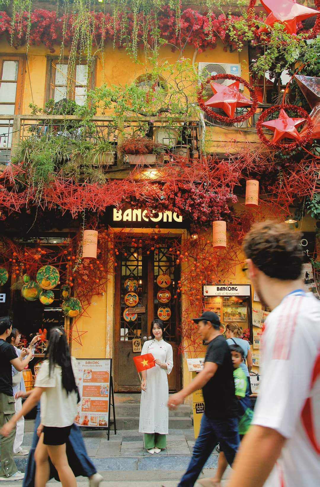 Phố xá Hà Nội tưng bừng đón lễ, tín đồ ảnh thời trang thỏa sức khoe dáng- Ảnh 6. Phố xá Hà Nội tưng bừng đón lễ, tín đồ ảnh thời trang thỏa sức khoe dáng- Ảnh 6.