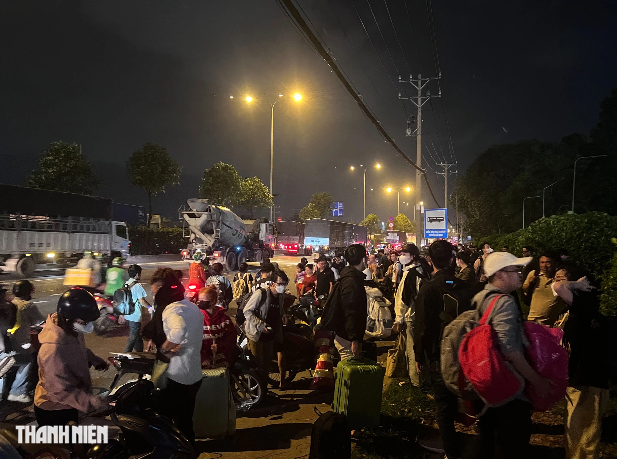 Mưa lớn bất ngờ tối nay: Hàng trăm người bị ướt trước khi về quê nghỉ lễ 2.9- Ảnh 2.