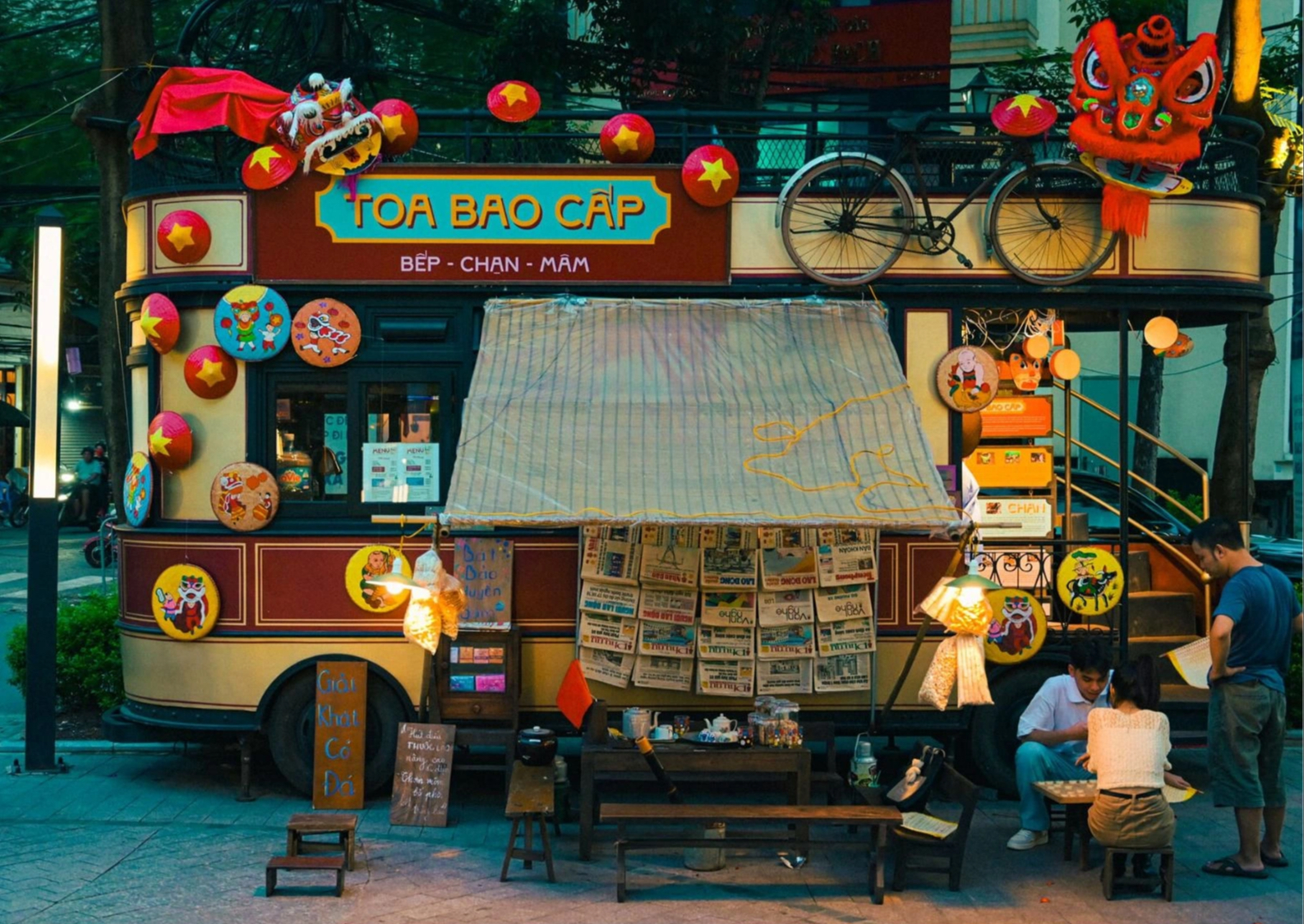 Phố xá Hà Nội tưng bừng đón lễ, tín đồ ảnh thời trang thỏa sức khoe dáng- Ảnh 11. Phố xá Hà Nội tưng bừng đón lễ, tín đồ ảnh thời trang thỏa sức khoe dáng- Ảnh 11.