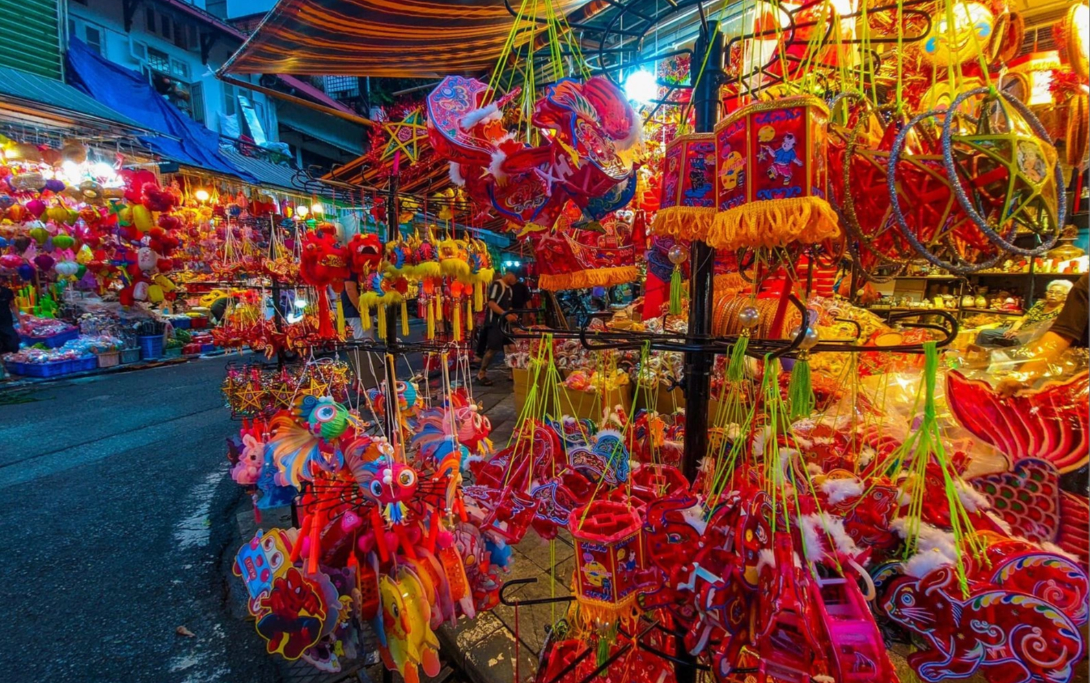 Phố xá Hà Nội tưng bừng đón lễ, tín đồ ảnh thời trang thỏa sức khoe dáng- Ảnh 1. Phố xá Hà Nội tưng bừng đón lễ, tín đồ ảnh thời trang thỏa sức khoe dáng- Ảnh 1.