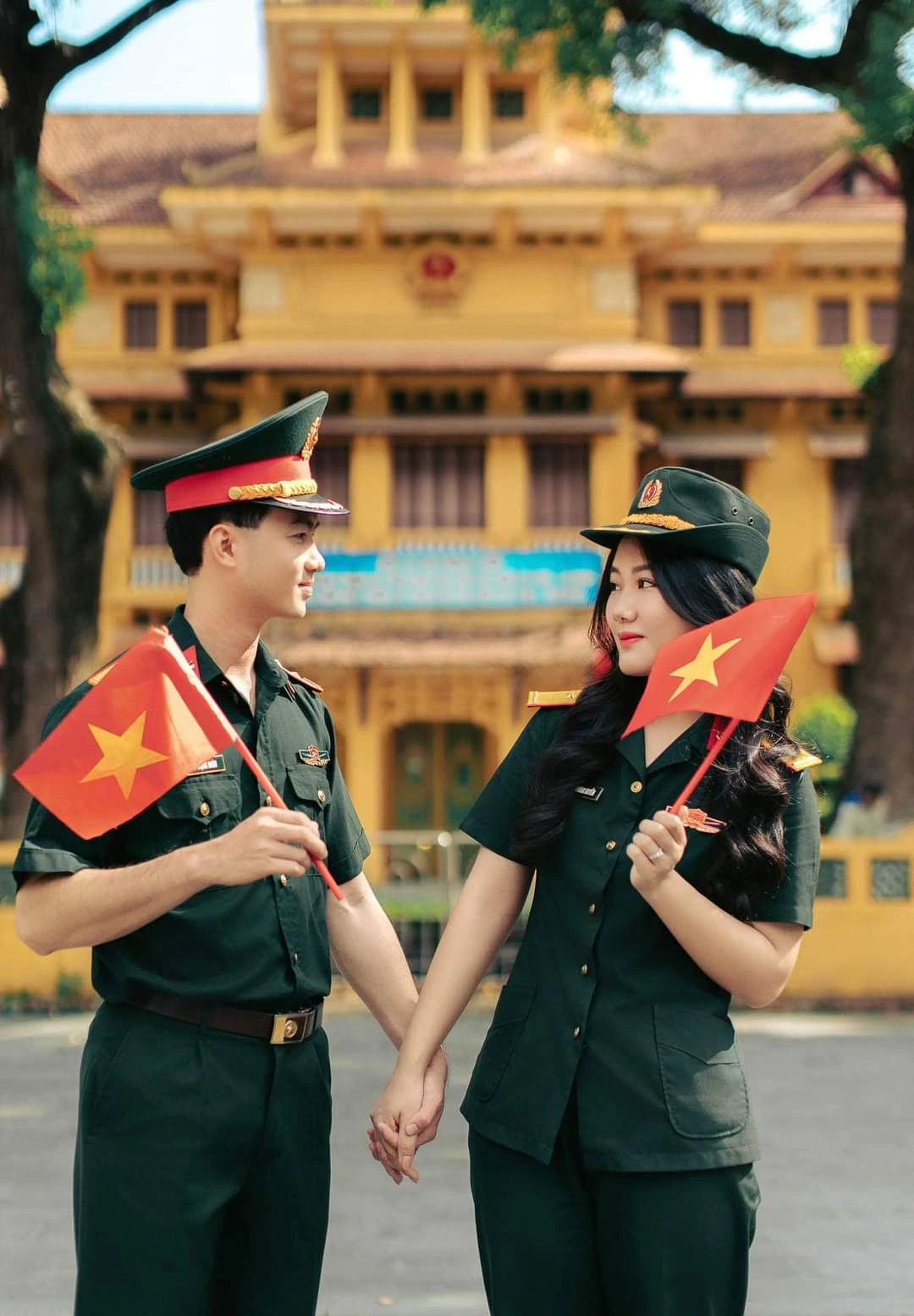 Phố xá Hà Nội tưng bừng đón lễ, tín đồ ảnh thời trang thỏa sức khoe dáng- Ảnh 8. Phố xá Hà Nội tưng bừng đón lễ, tín đồ ảnh thời trang thỏa sức khoe dáng- Ảnh 8.