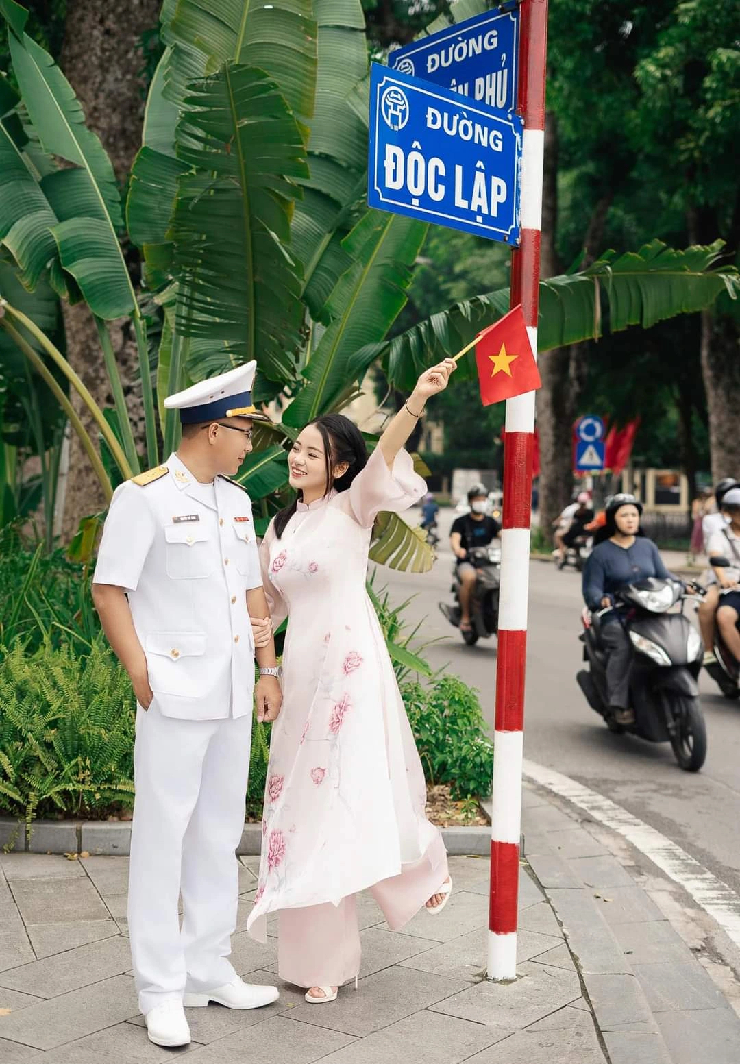 Phố xá Hà Nội tưng bừng đón lễ, tín đồ ảnh thời trang thỏa sức khoe dáng- Ảnh 9. Phố xá Hà Nội tưng bừng đón lễ, tín đồ ảnh thời trang thỏa sức khoe dáng- Ảnh 9.