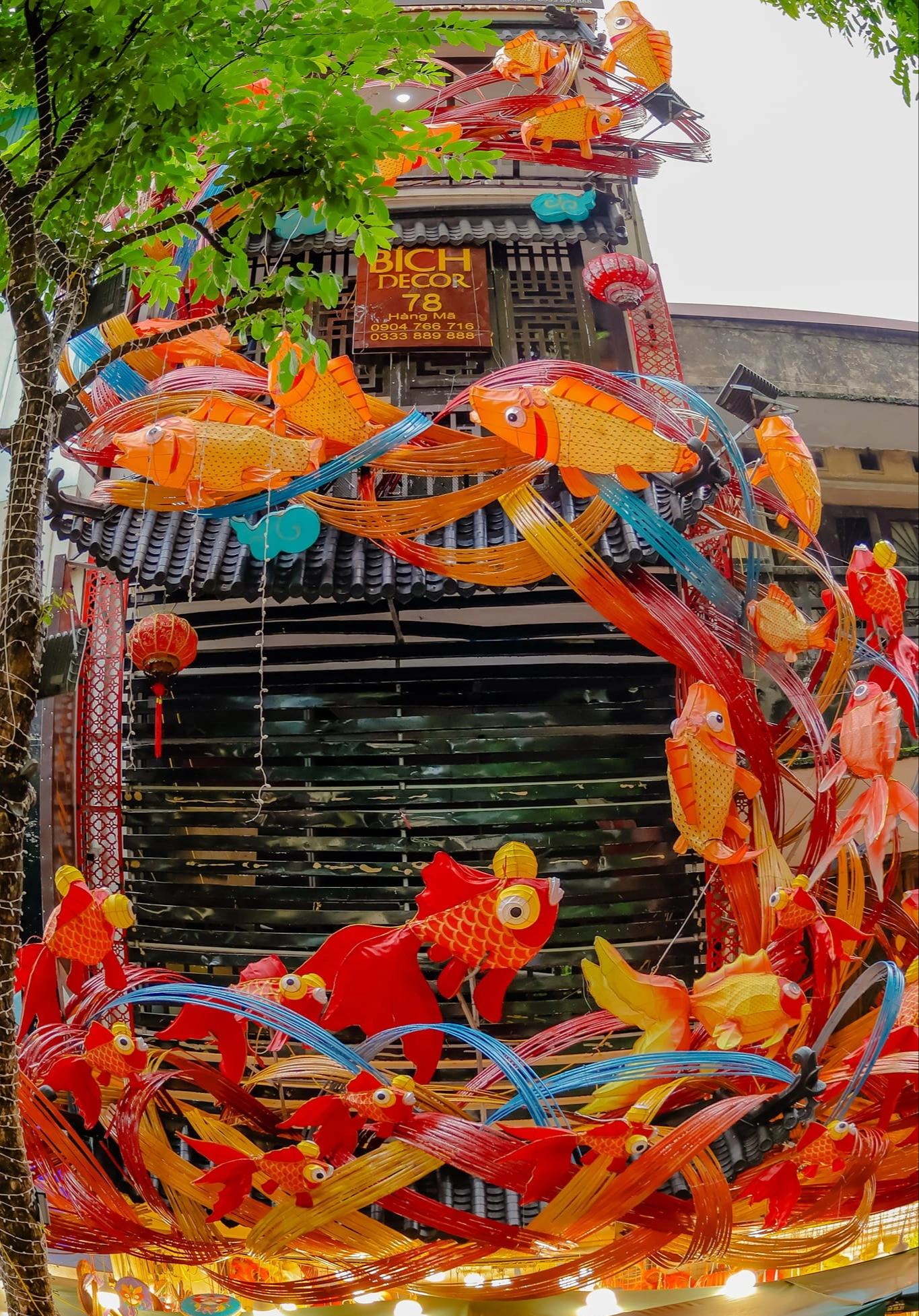 Phố xá Hà Nội tưng bừng đón lễ, tín đồ ảnh thời trang thỏa sức khoe dáng- Ảnh 10. Phố xá Hà Nội tưng bừng đón lễ, tín đồ ảnh thời trang thỏa sức khoe dáng- Ảnh 10.