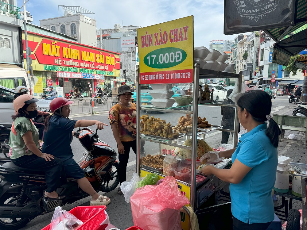 Khách tăng gấp 3 lần trong tháng Vu lan, nhiều quán chay kín bàn từ sáng đến đêm- Ảnh 1.