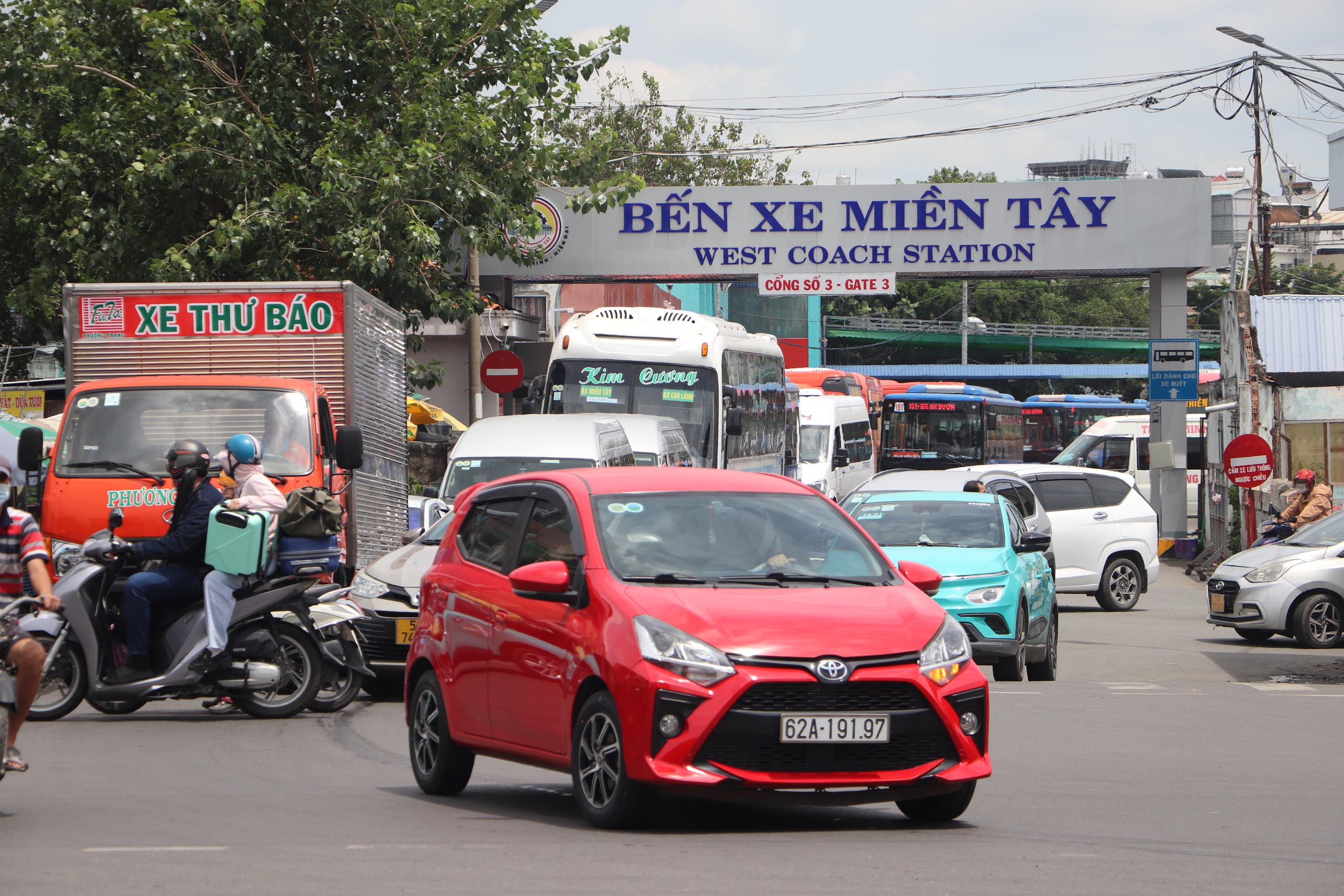 Lễ 2.9: Sợ kẹt xe, nhiều người lỉnh kỉnh đồ đạc rời TP.HCM sớm- Ảnh 12.